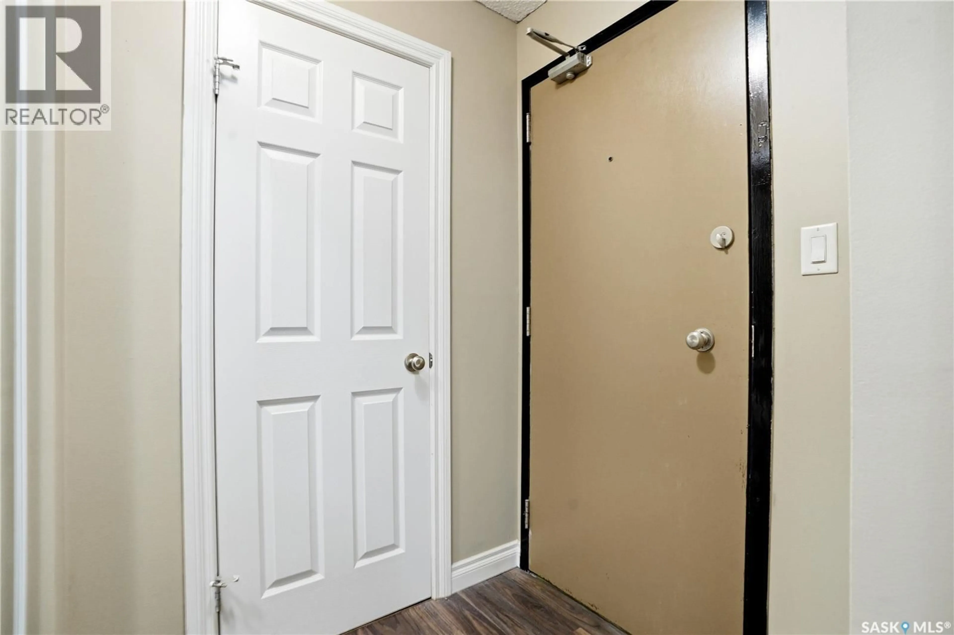 Indoor entryway for 104 - 7 104TH STREET, Saskatoon Saskatchewan S7N1M8