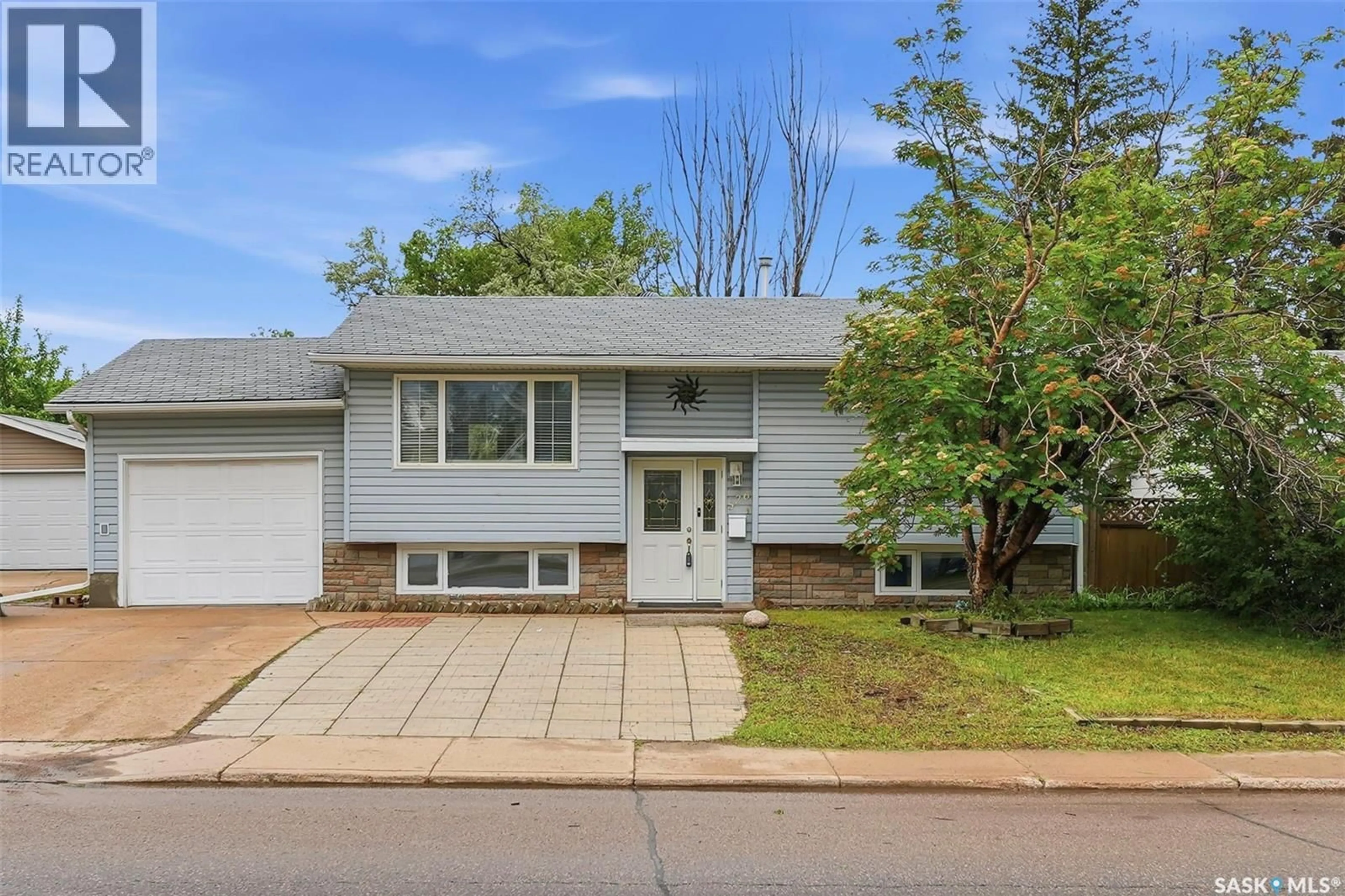 Home with vinyl exterior material, street for 526 MCKERCHER DRIVE, Saskatoon Saskatchewan S7H3W6