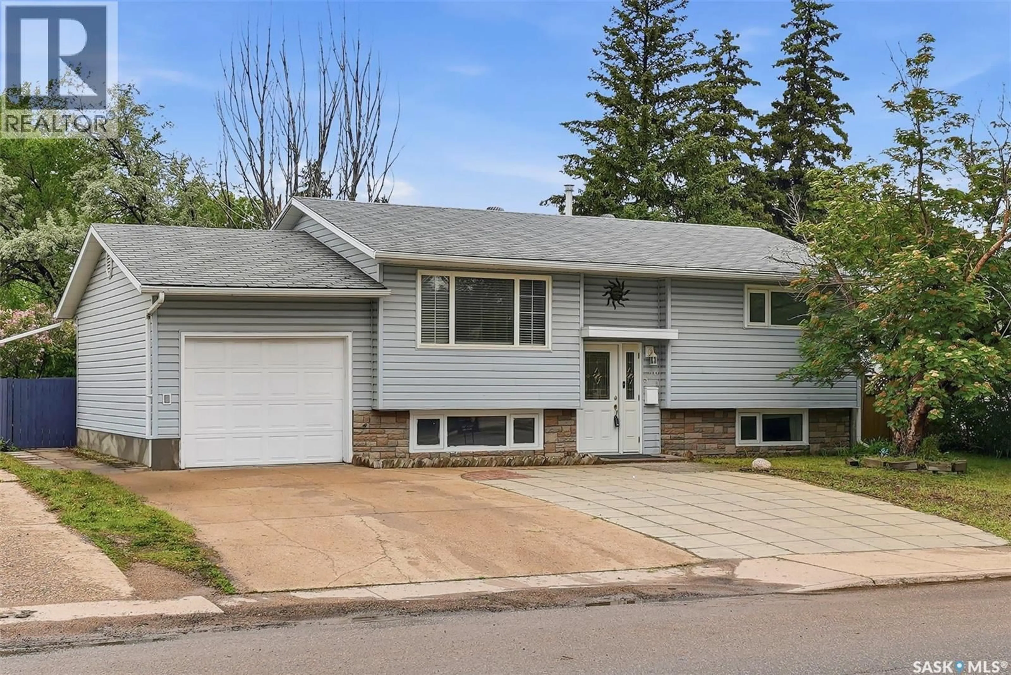 Home with vinyl exterior material, street for 526 MCKERCHER DRIVE, Saskatoon Saskatchewan S7H3W6