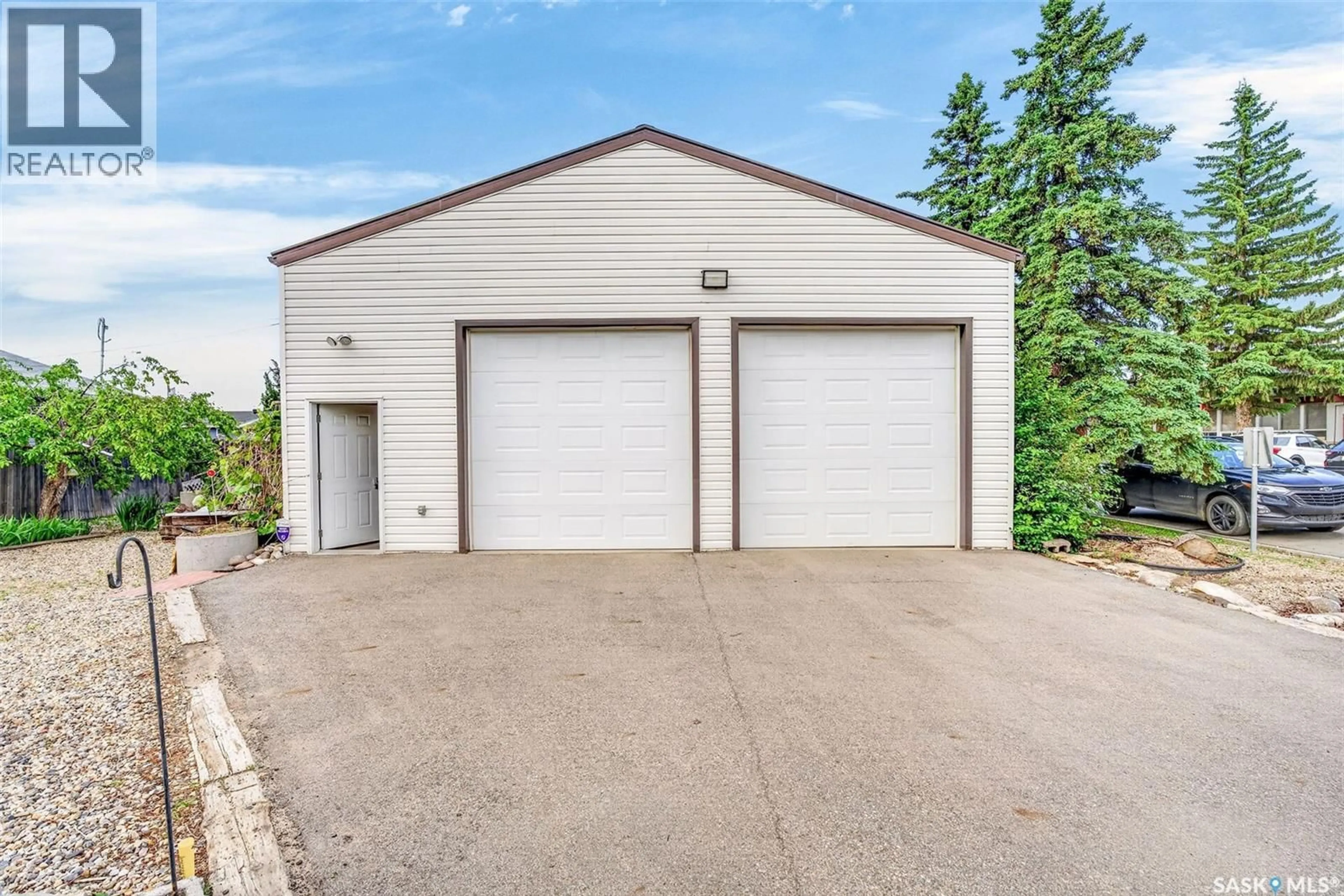 Indoor garage for E - 114 HATTON AVENUE, Melfort Saskatchewan S0E1A0