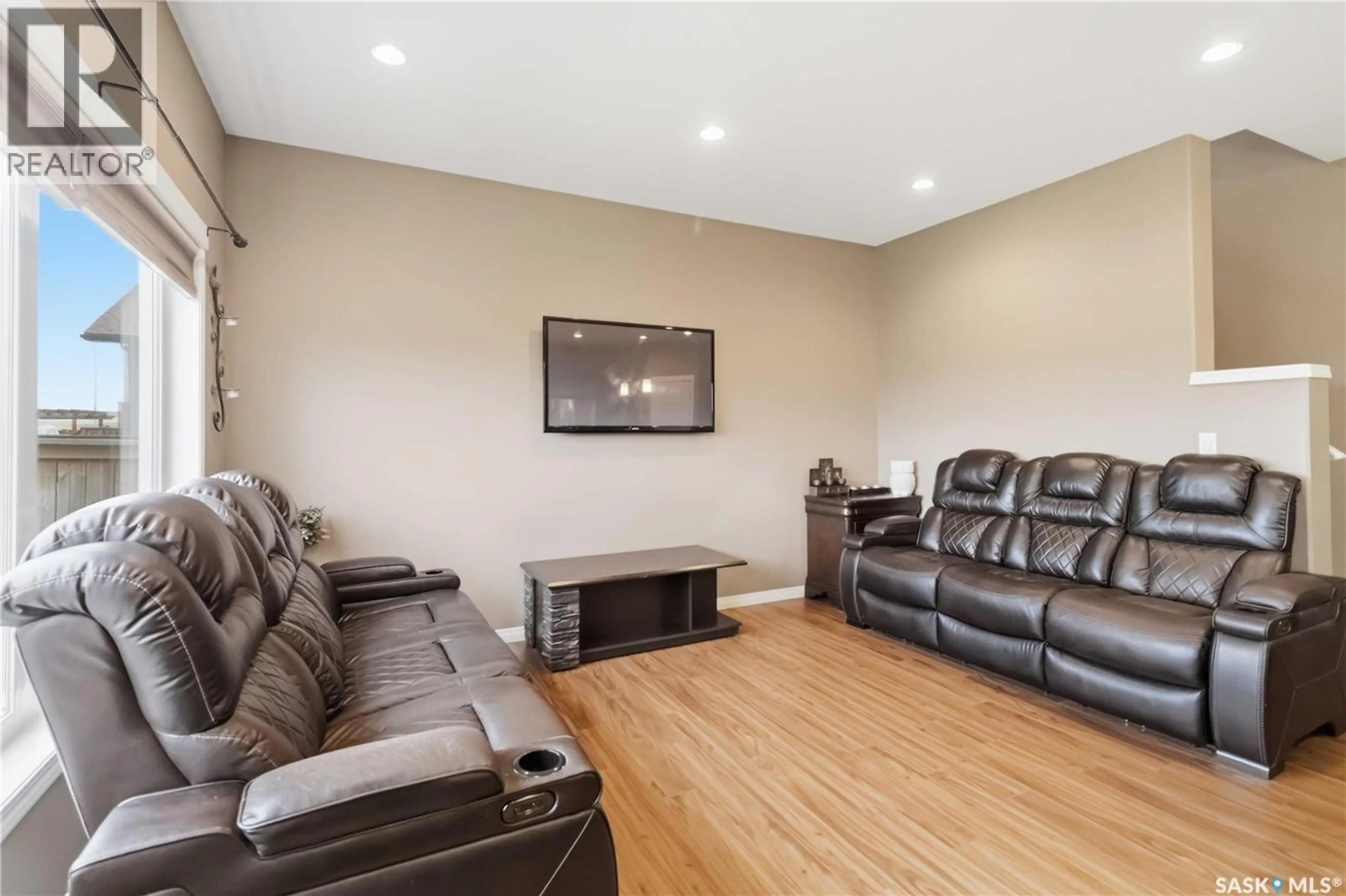 Living room with furniture, unknown for 510 SUTTER CRESCENT, Saskatoon Saskatchewan S7T0R4