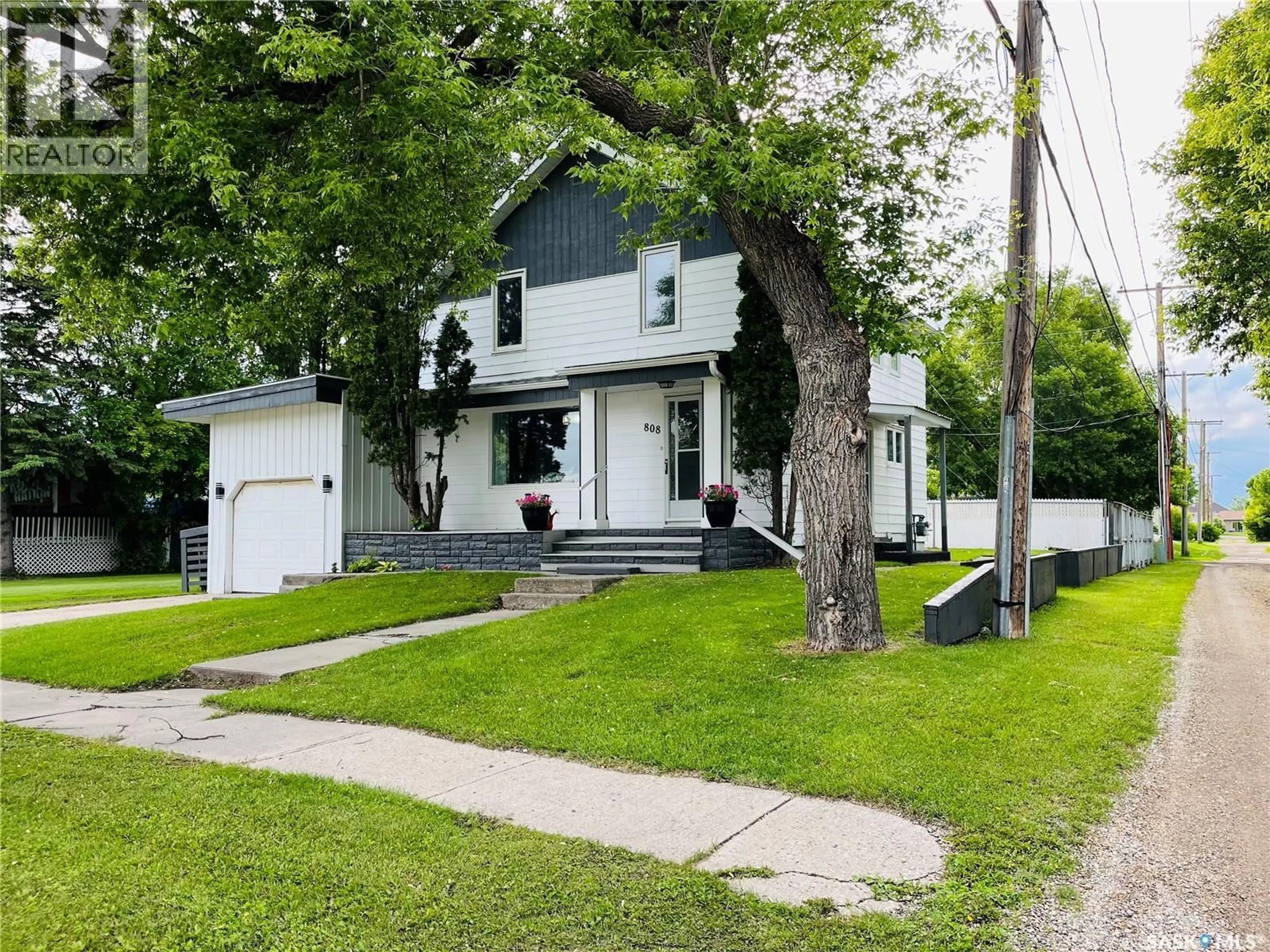 A pic from outside/outdoor area/front of a property/back of a property/a pic from drone, street for 808 ELLICE STREET, Moosomin Saskatchewan S0G3N0
