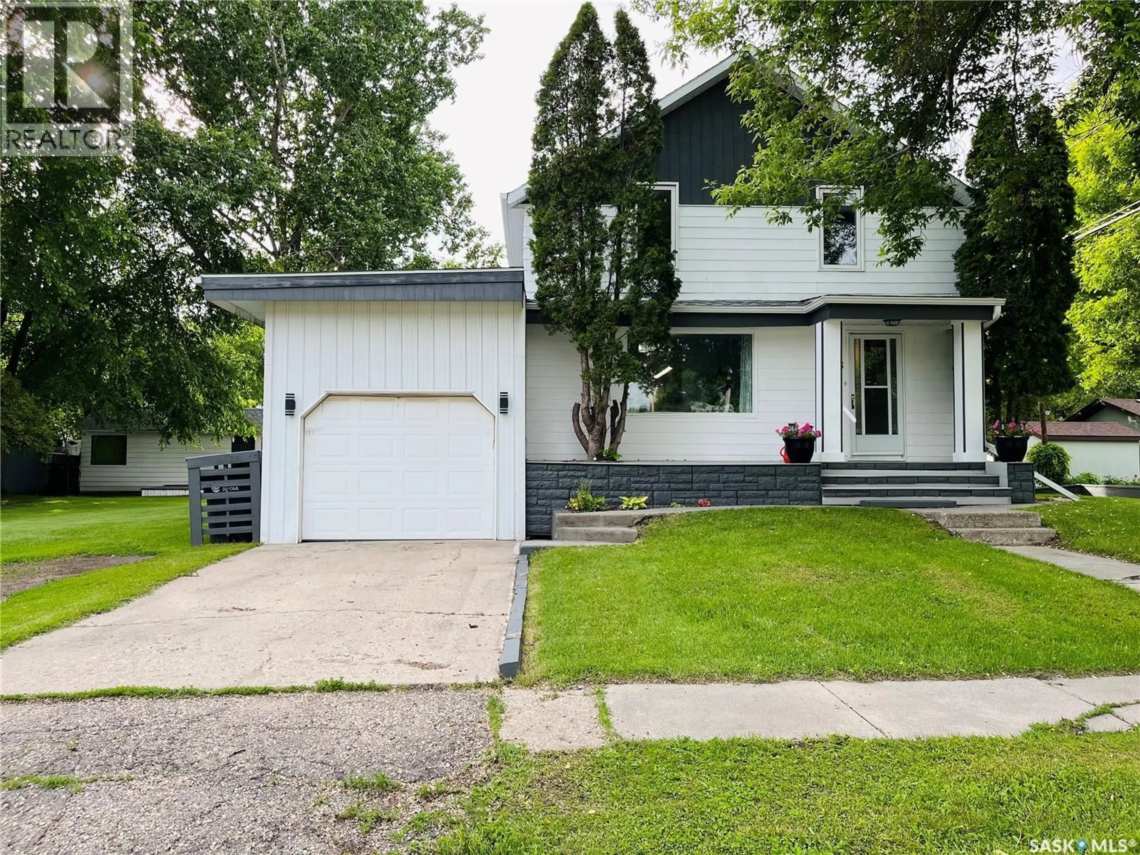 Home with vinyl exterior material, street for 808 ELLICE STREET, Moosomin Saskatchewan S0G3N0
