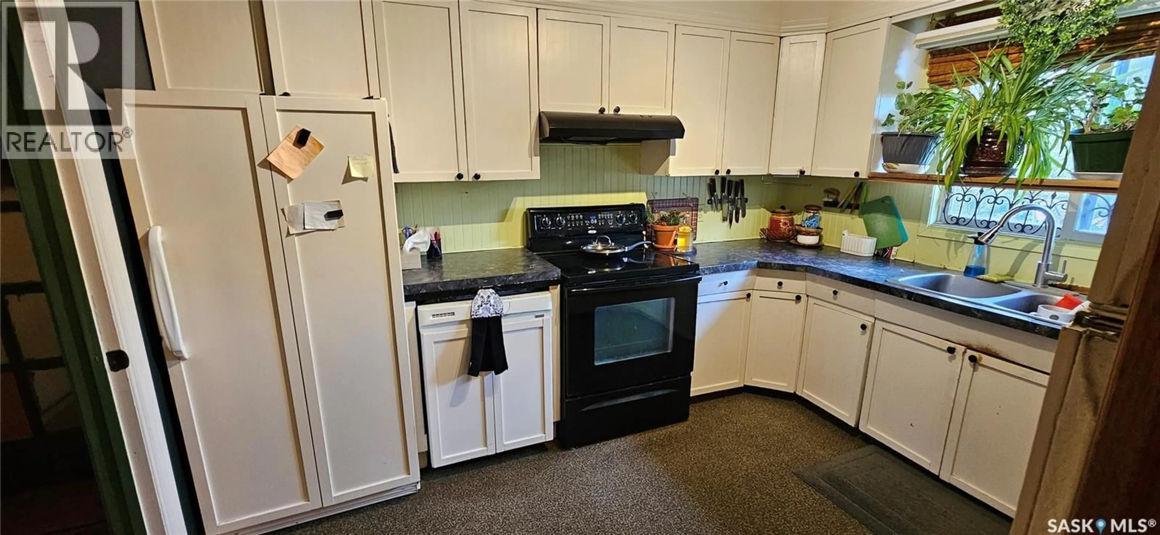 Standard kitchen, unknown for 7 4TH AVENUE, Hodgeville Saskatchewan S0H2B0