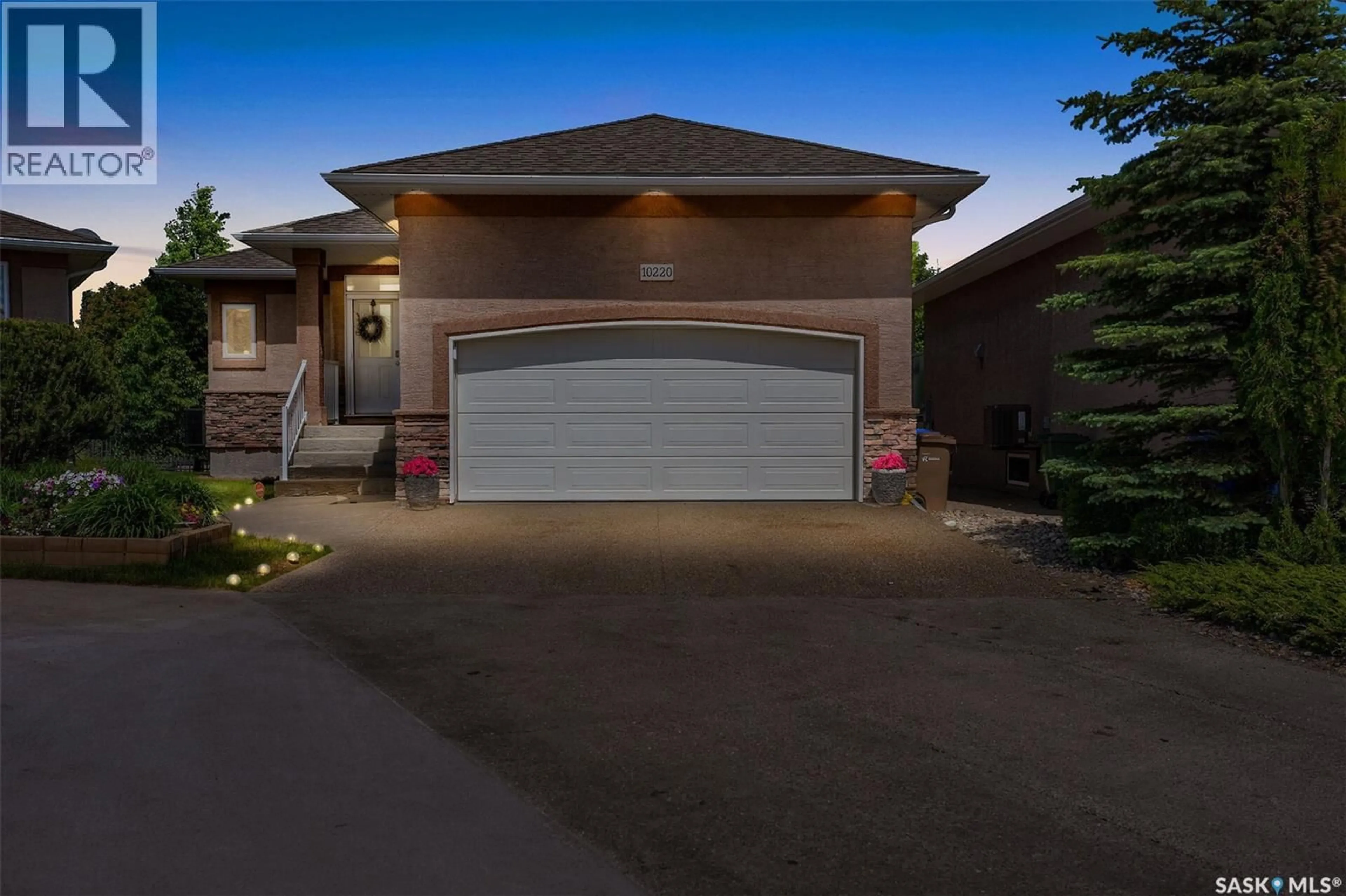 Indoor garage for 10220 WASCANA ESTATES, Regina Saskatchewan S4V3E5