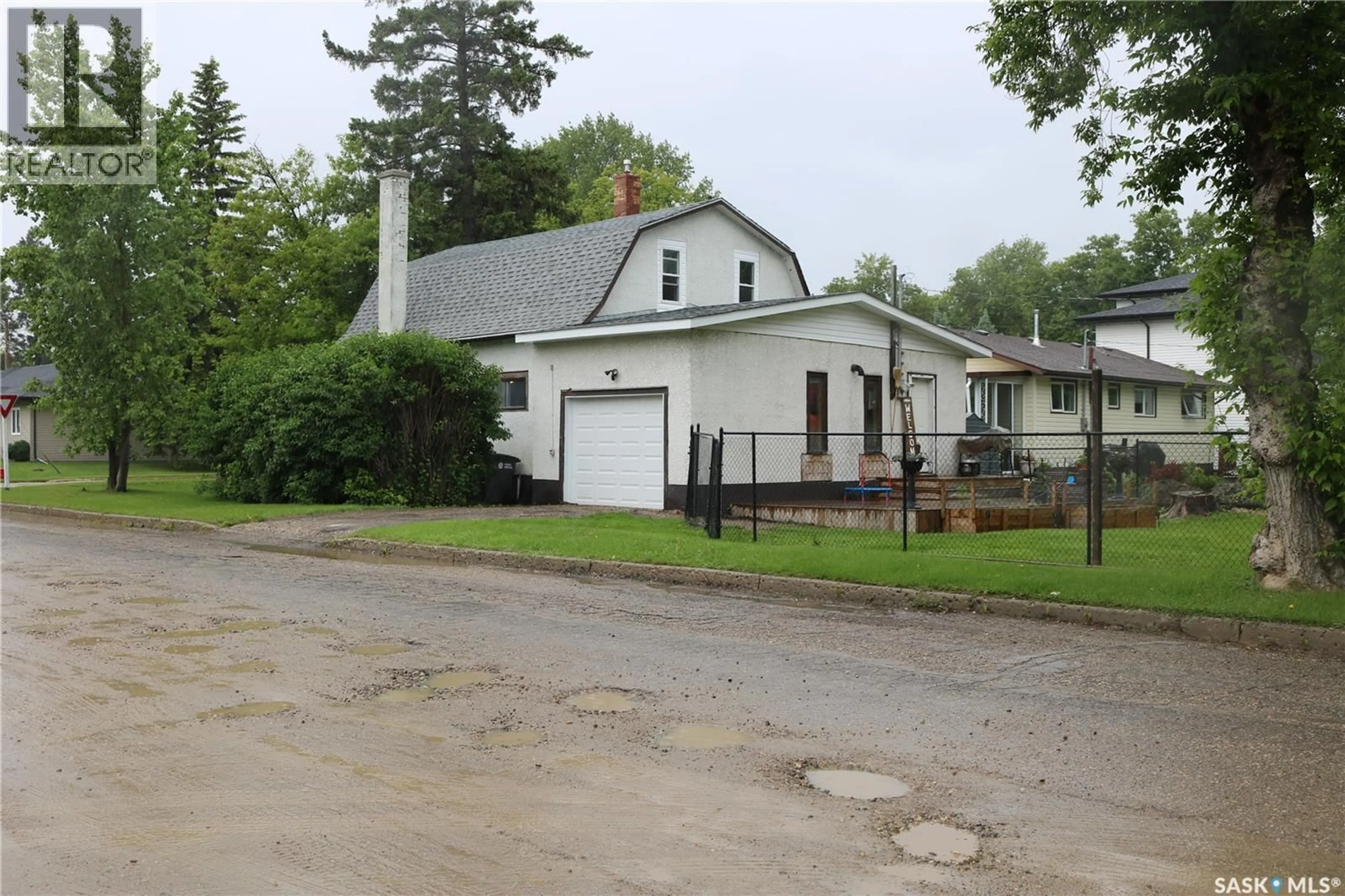 A pic from outside/outdoor area/front of a property/back of a property/a pic from drone, street for 1410 WINDOVER AVENUE, Moosomin Saskatchewan S0G3N0
