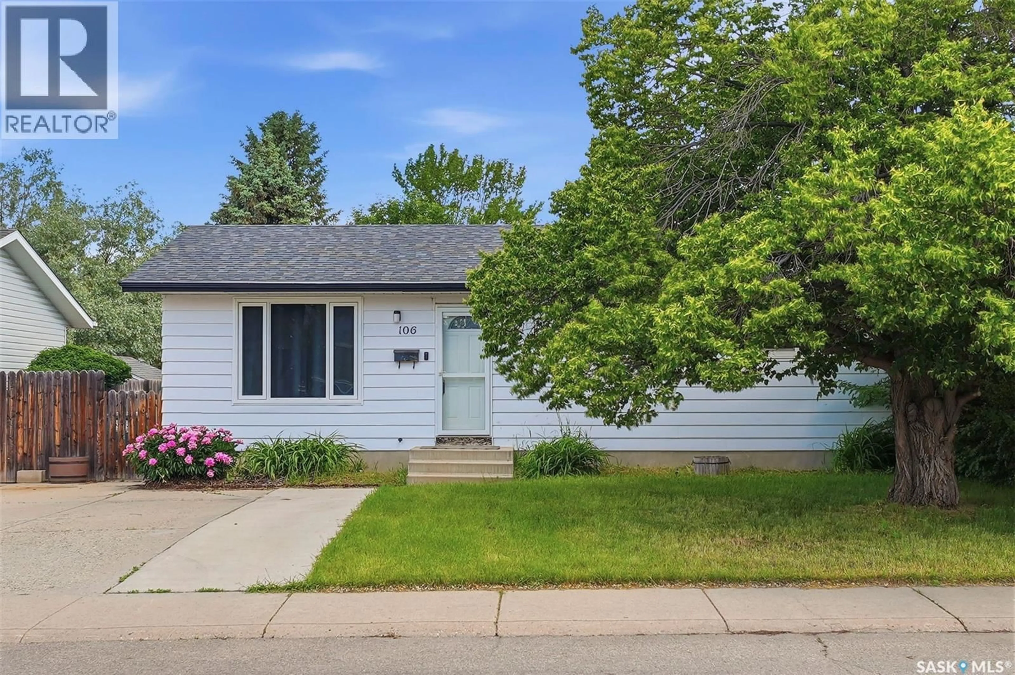 Home with vinyl exterior material, street for 106 SCLANDENS PLACE, Saskatoon Saskatchewan S7M4C4