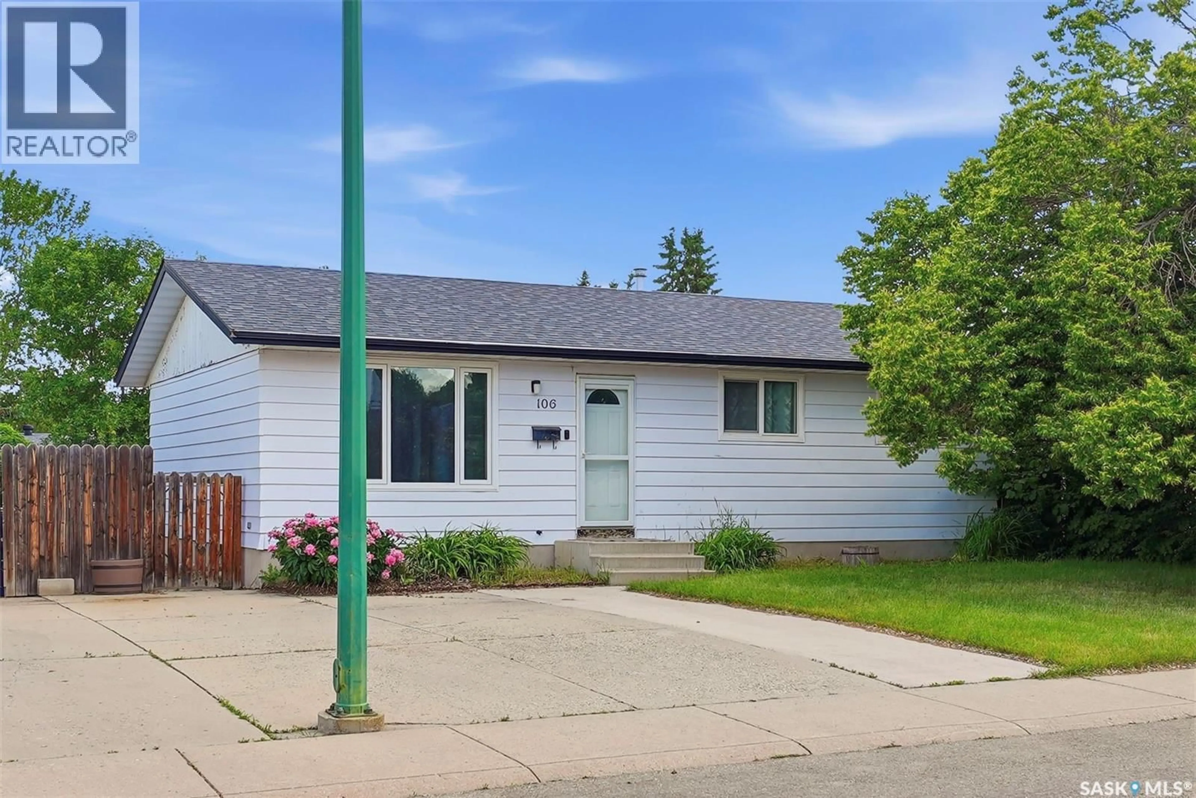 Home with vinyl exterior material, street for 106 SCLANDENS PLACE, Saskatoon Saskatchewan S7M4C4