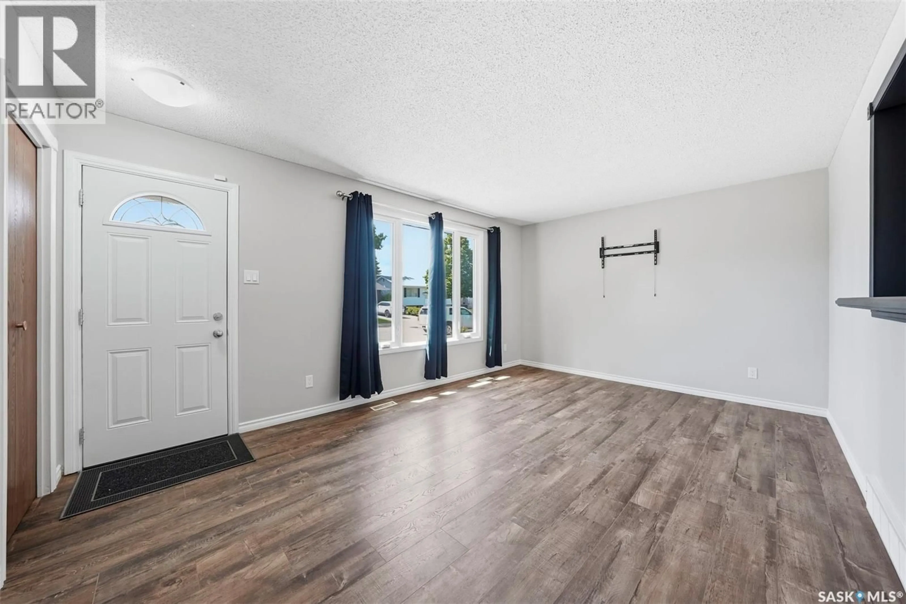 Indoor entryway for 106 SCLANDENS PLACE, Saskatoon Saskatchewan S7M4C4