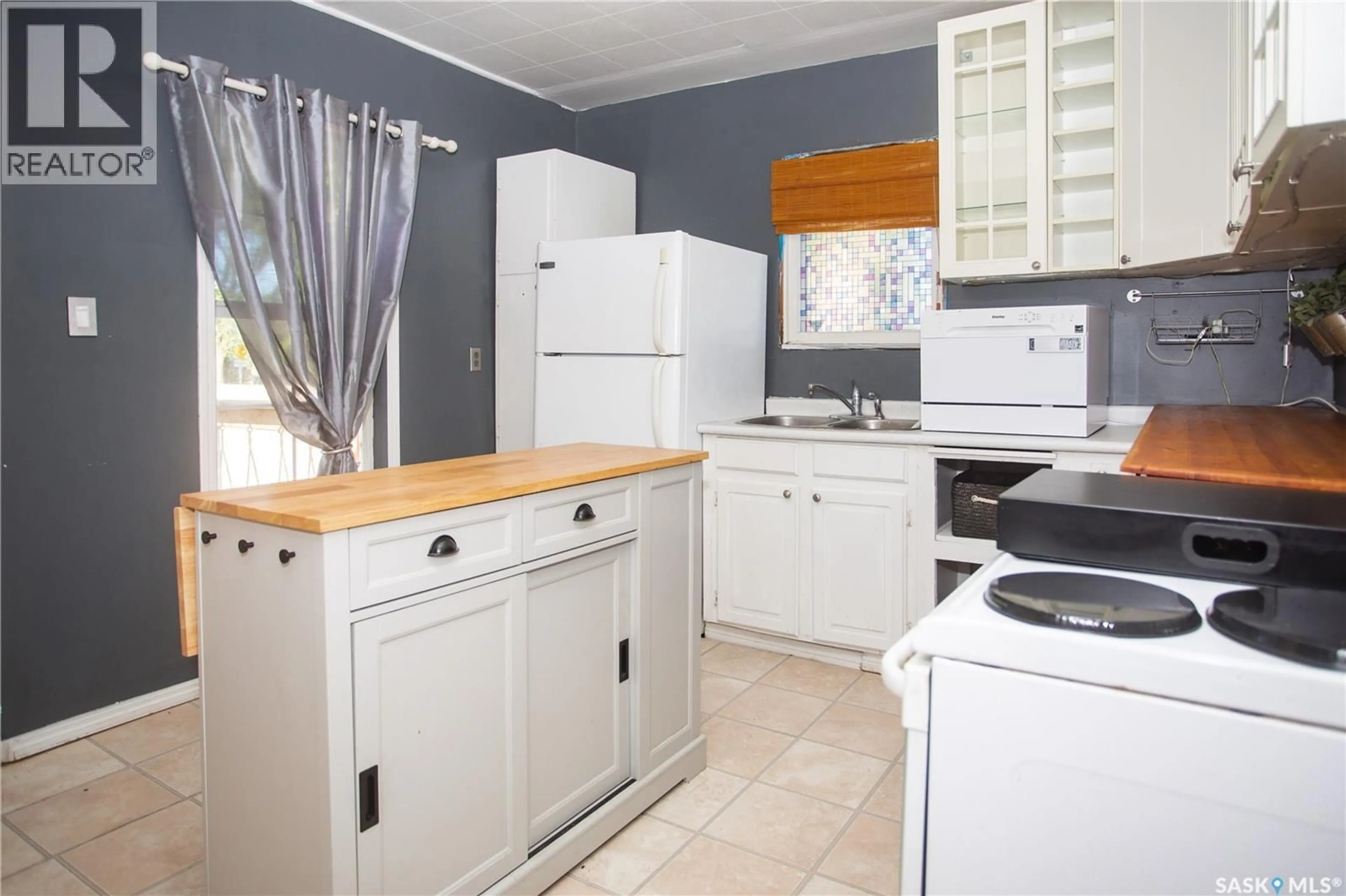 Standard kitchen, unknown for 1102 19TH STREET, Saskatoon Saskatchewan S7M1C4