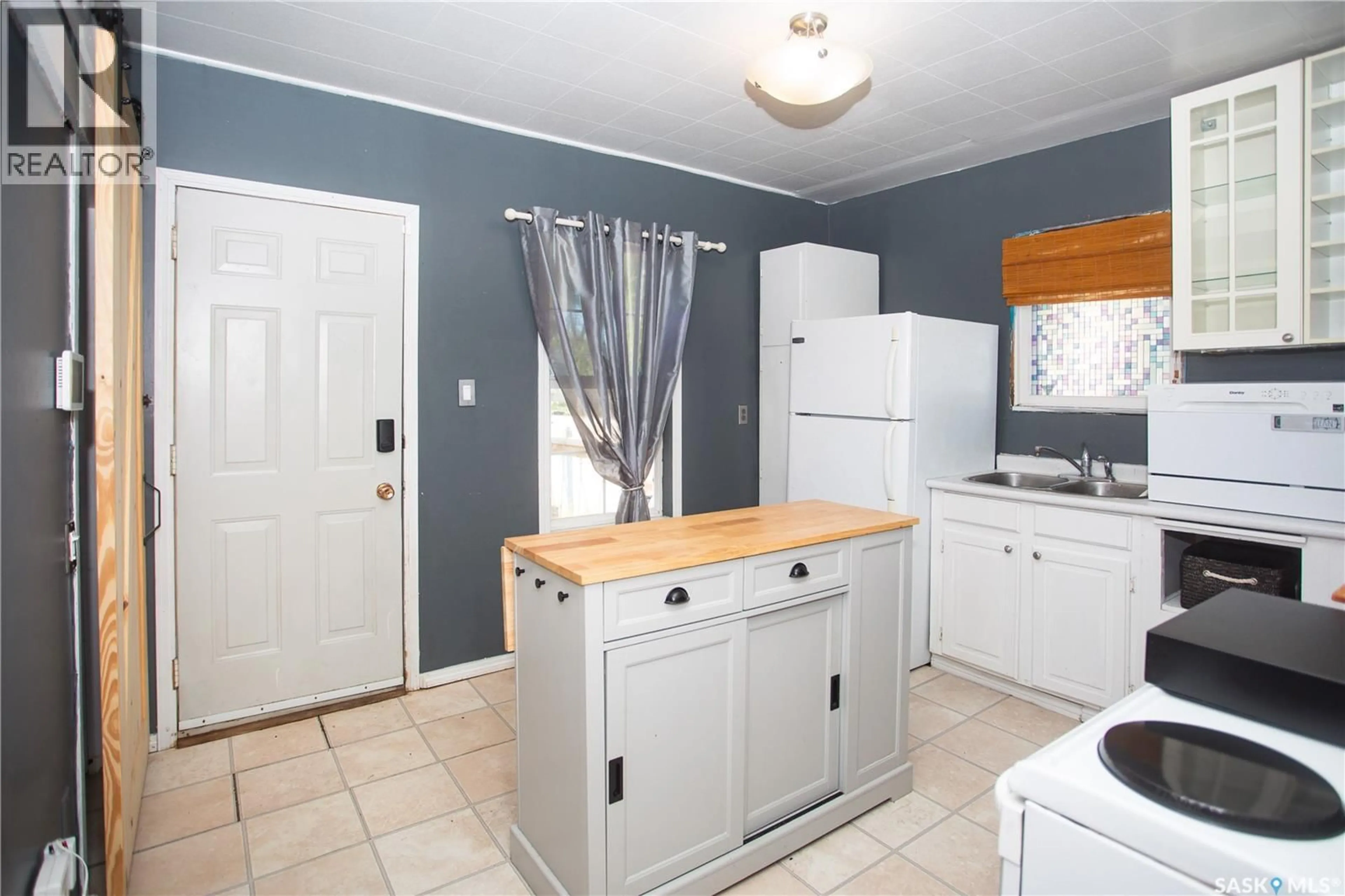 Standard kitchen, unknown for 1102 19TH STREET, Saskatoon Saskatchewan S7M1C4