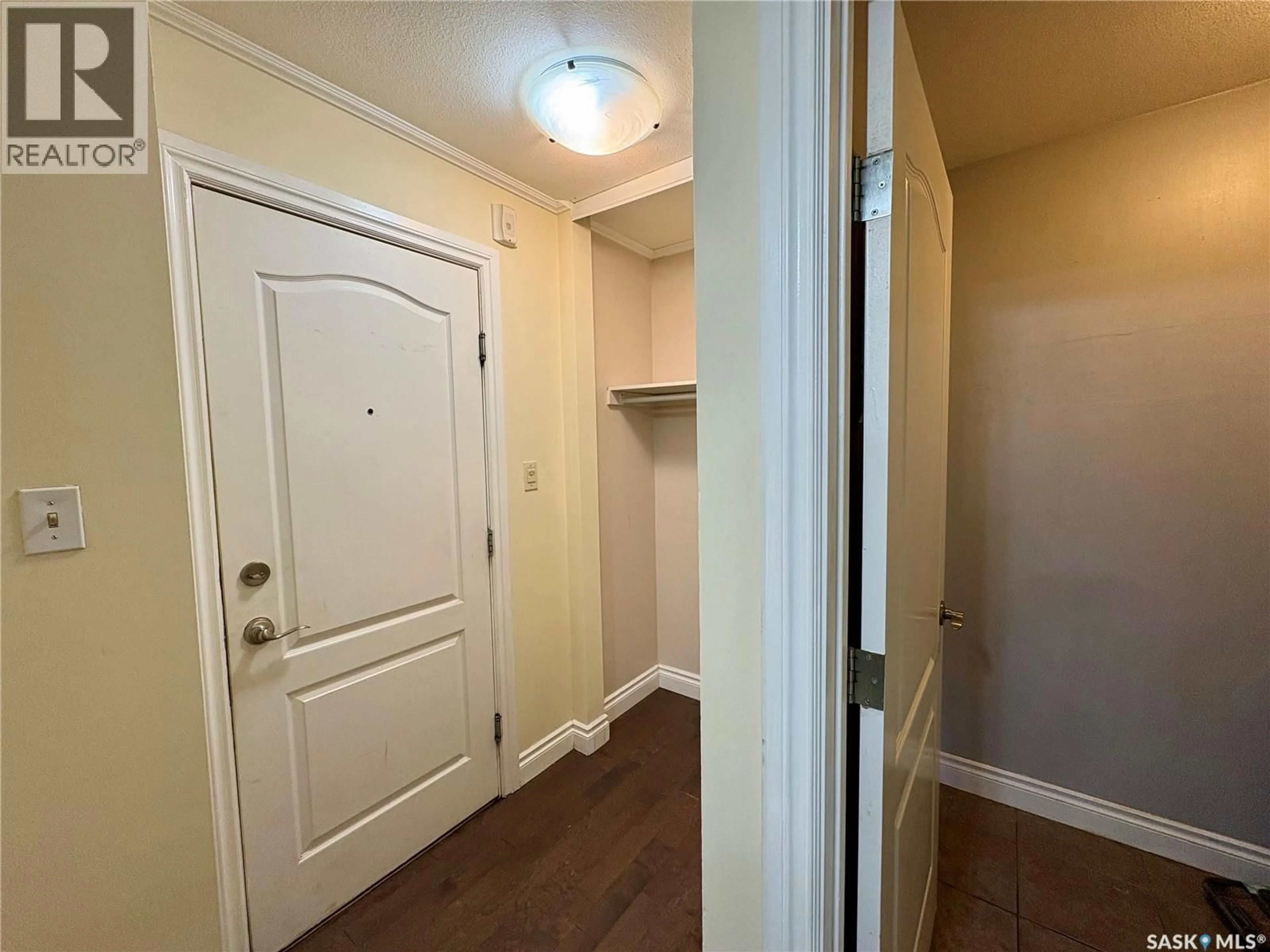 Indoor entryway for 102 920 9TH STREET E, Saskatoon Saskatchewan S7H0N1