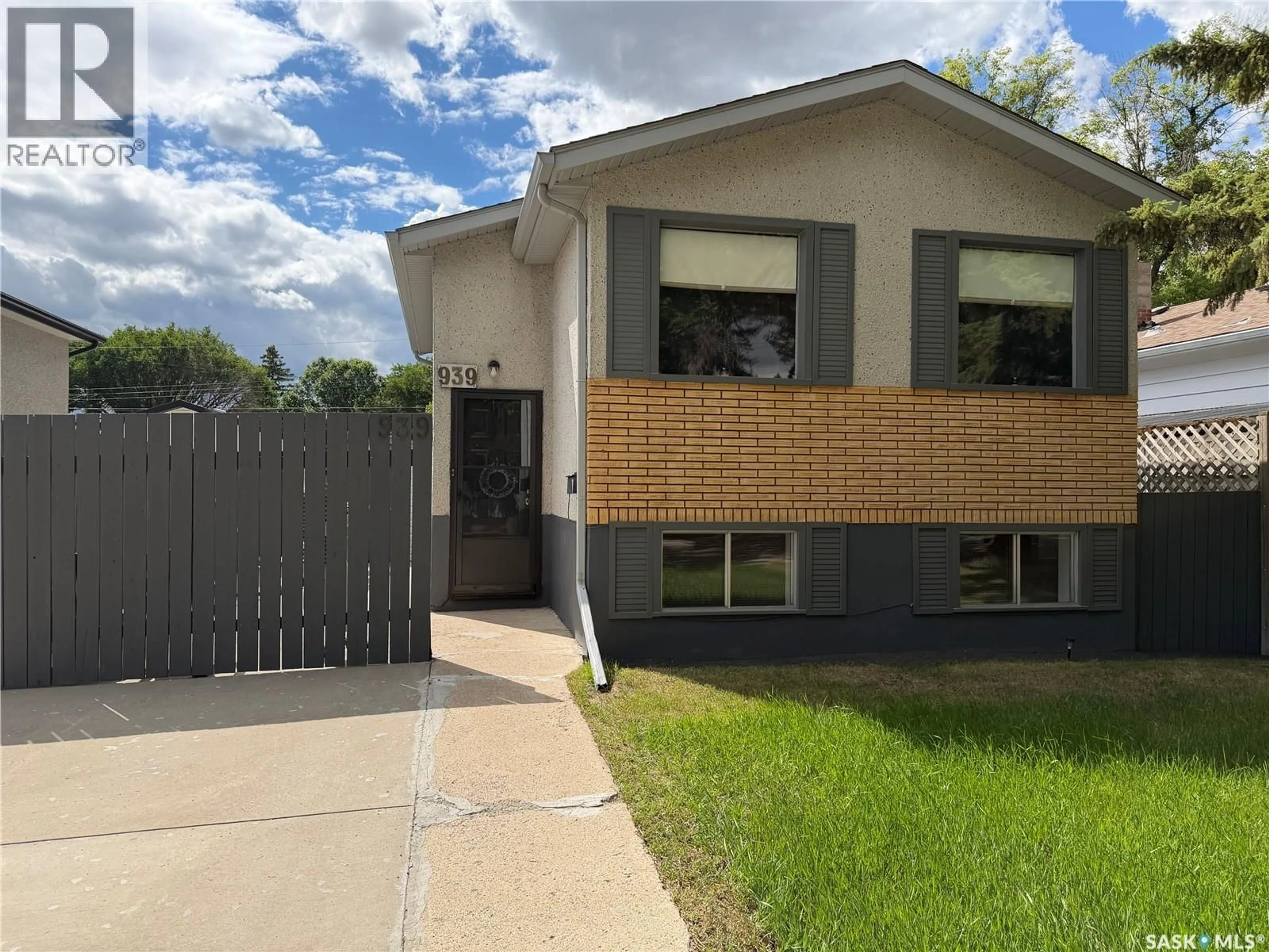 Home with vinyl exterior material, street for 939 J AVENUE, Saskatoon Saskatchewan S7L2L1