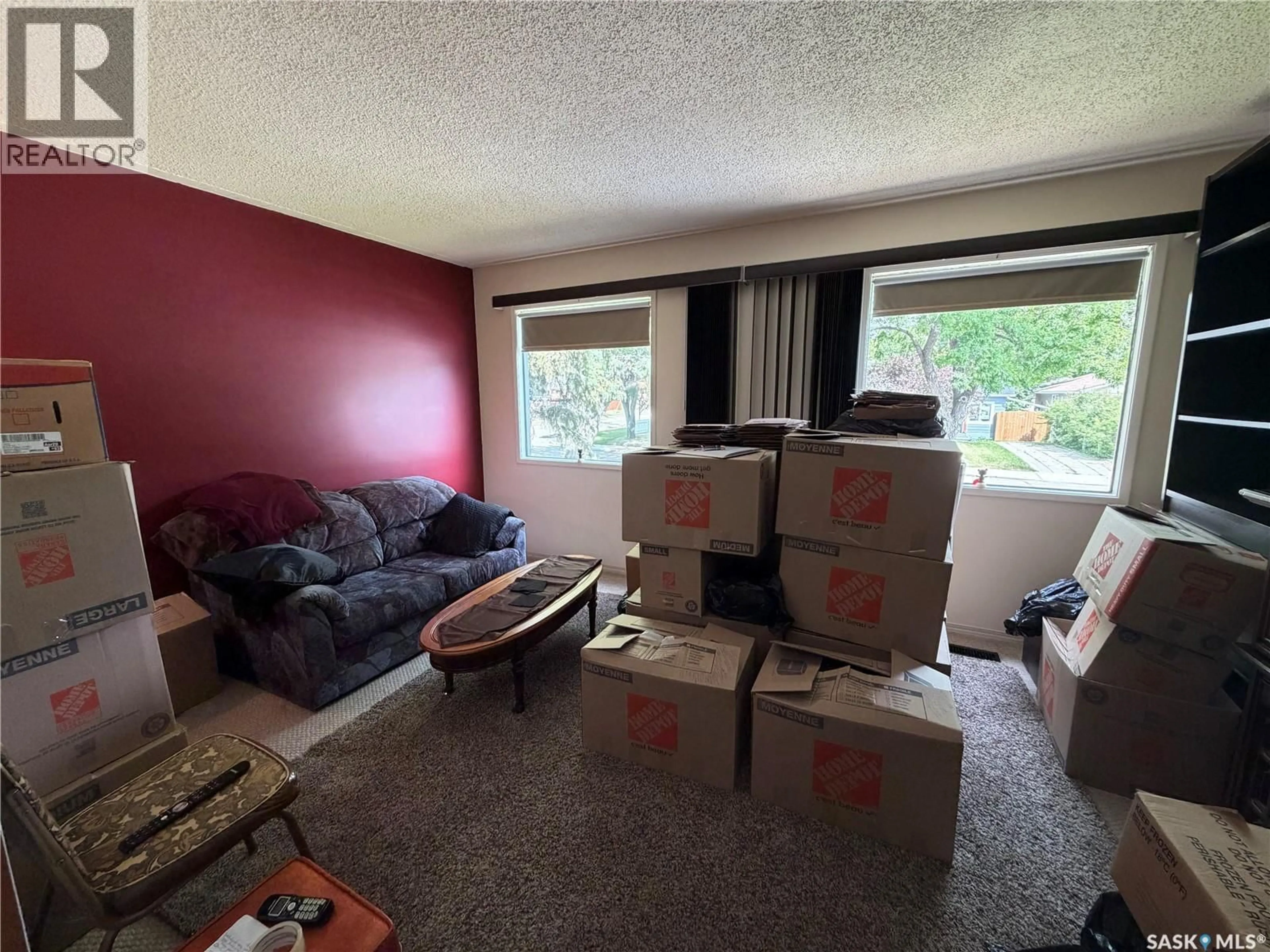 A pic of a room for 939 J AVENUE, Saskatoon Saskatchewan S7L2L1