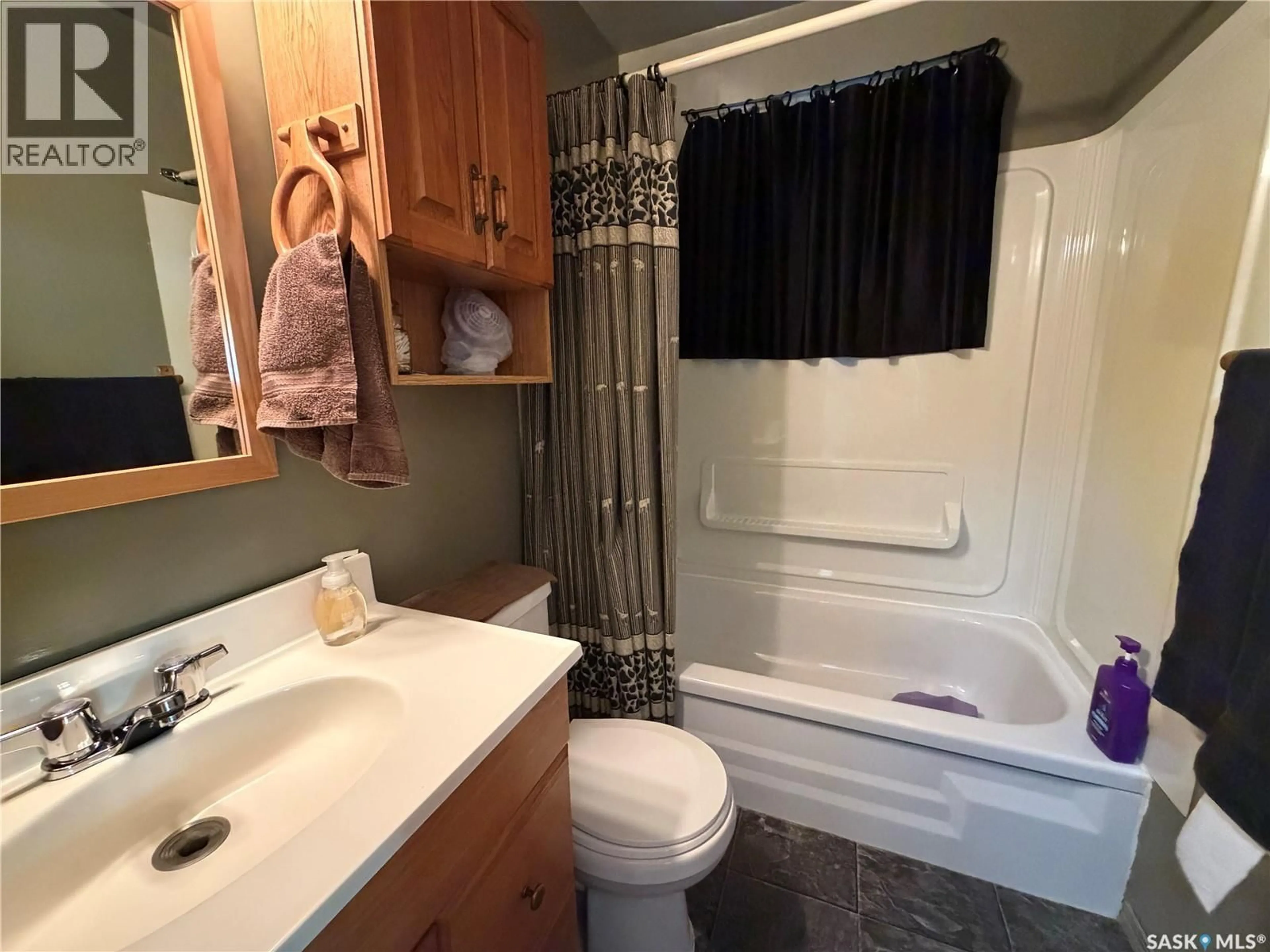 Standard bathroom, unknown for 939 J AVENUE, Saskatoon Saskatchewan S7L2L1
