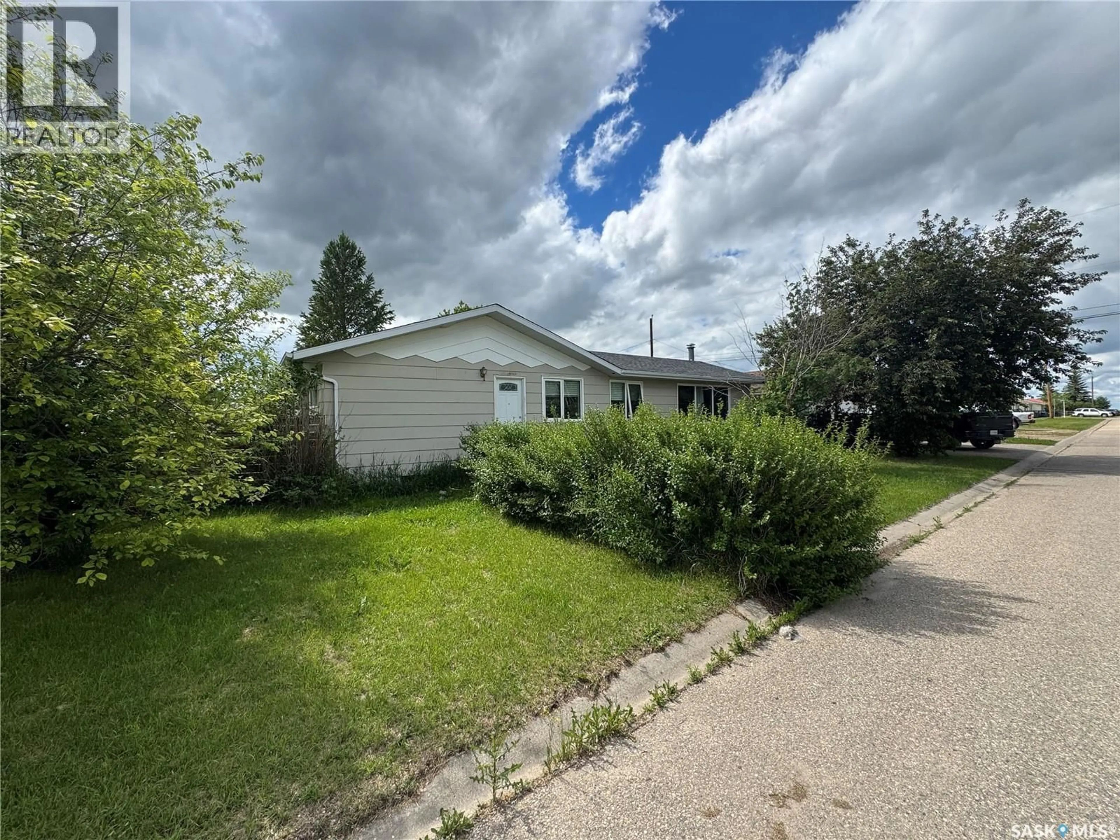 A pic from outside/outdoor area/front of a property/back of a property/a pic from drone, street for 106 DOWNEY STREET, Strasbourg Saskatchewan S0G4V0