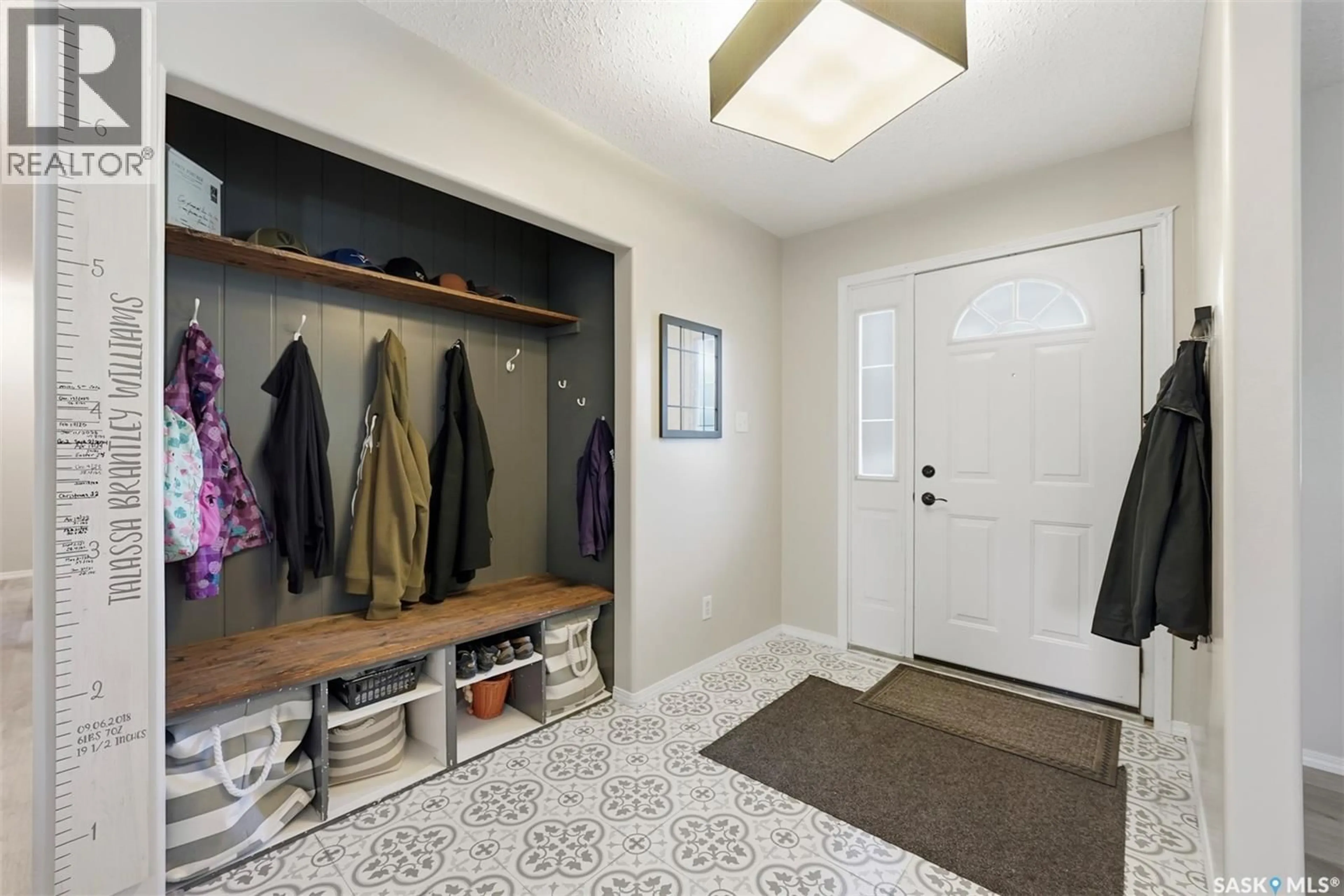 Indoor entryway for 351 Y AVENUE, Saskatoon Saskatchewan S7M3J6