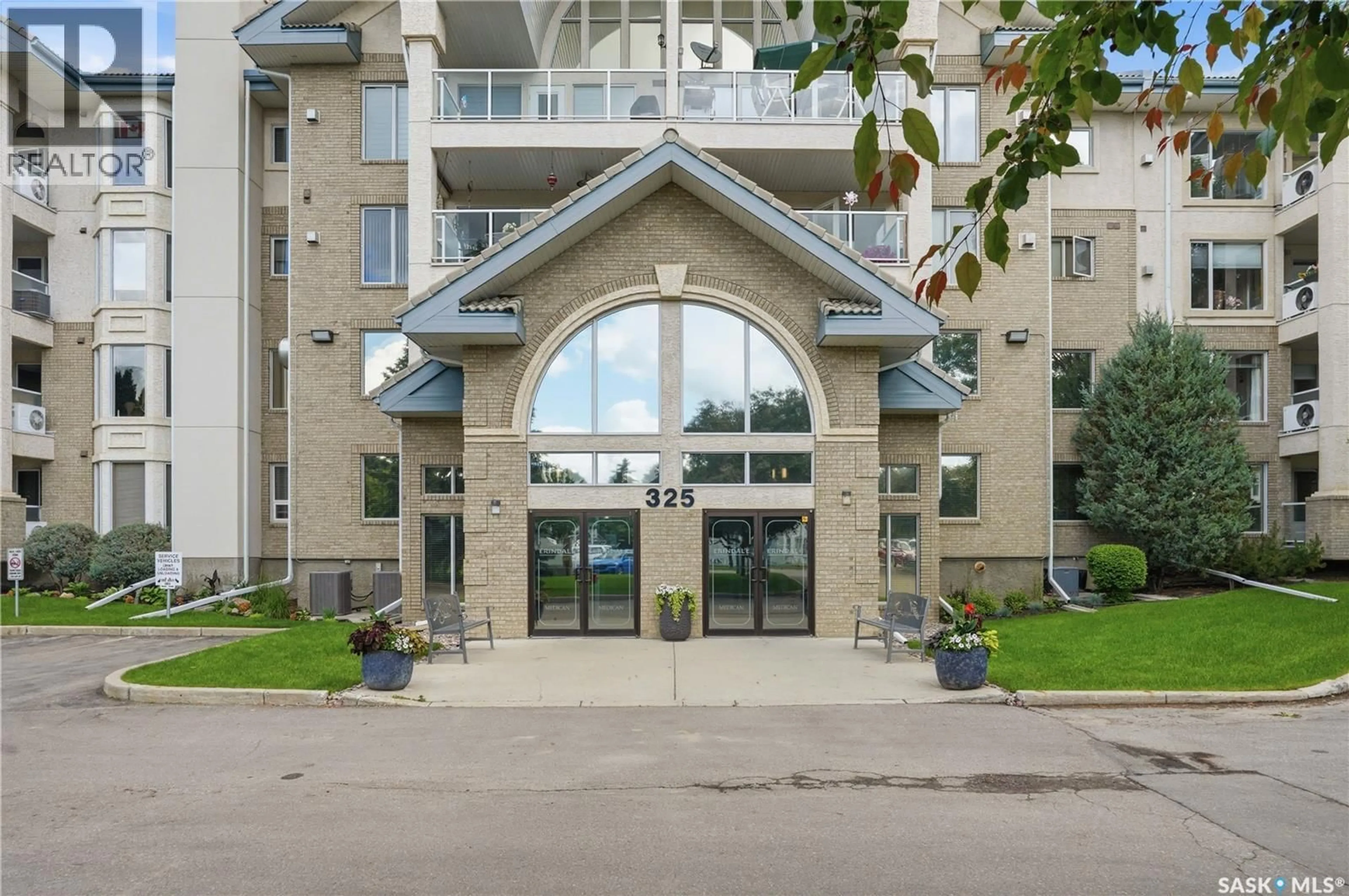 Indoor foyer for 325 - 305 KEEVIL CRESCENT, Saskatoon Saskatchewan S7N4R8