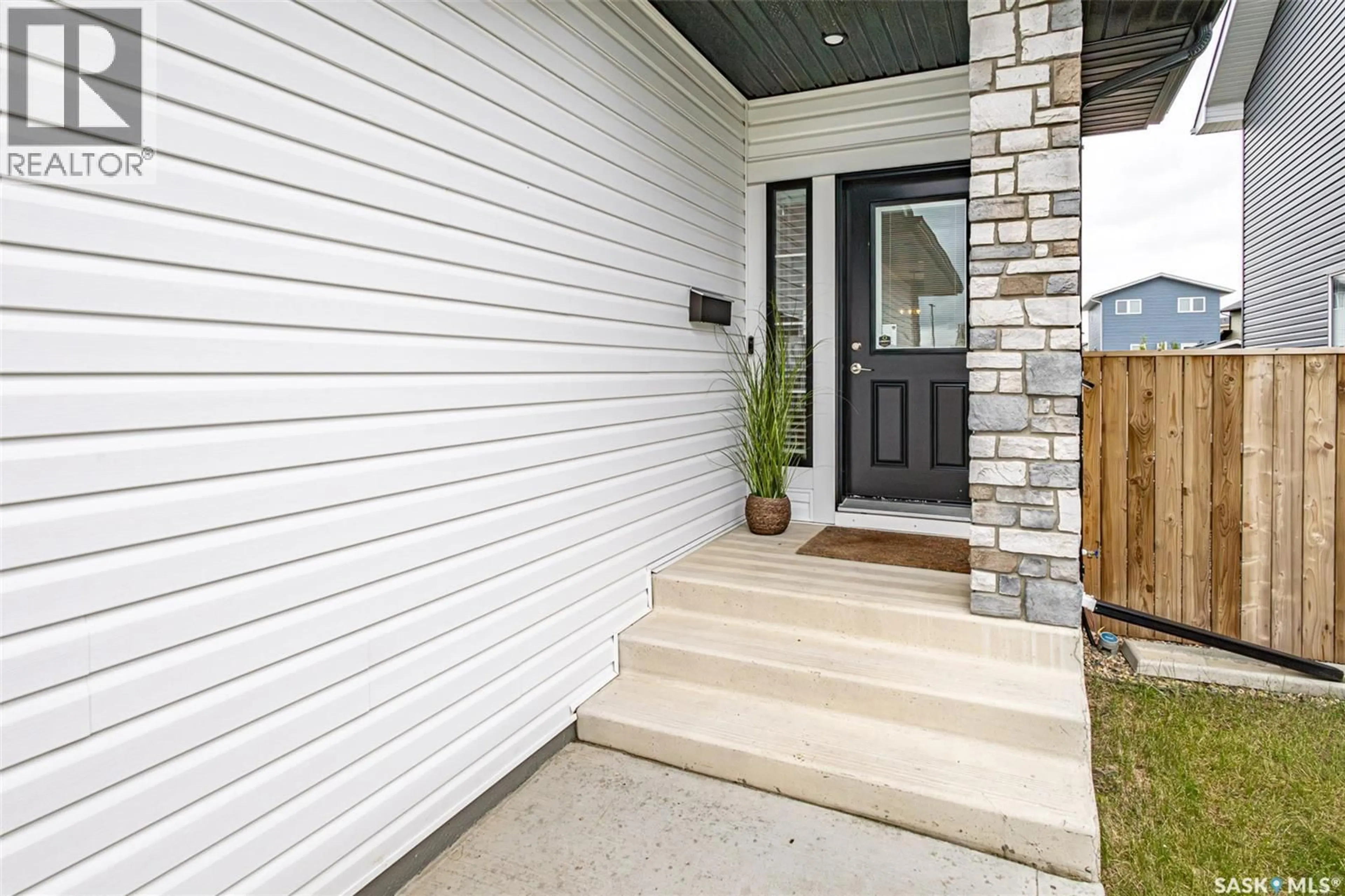 Indoor entryway for 1348 PARR HILL DRIVE, Martensville Saskatchewan S0K2T1