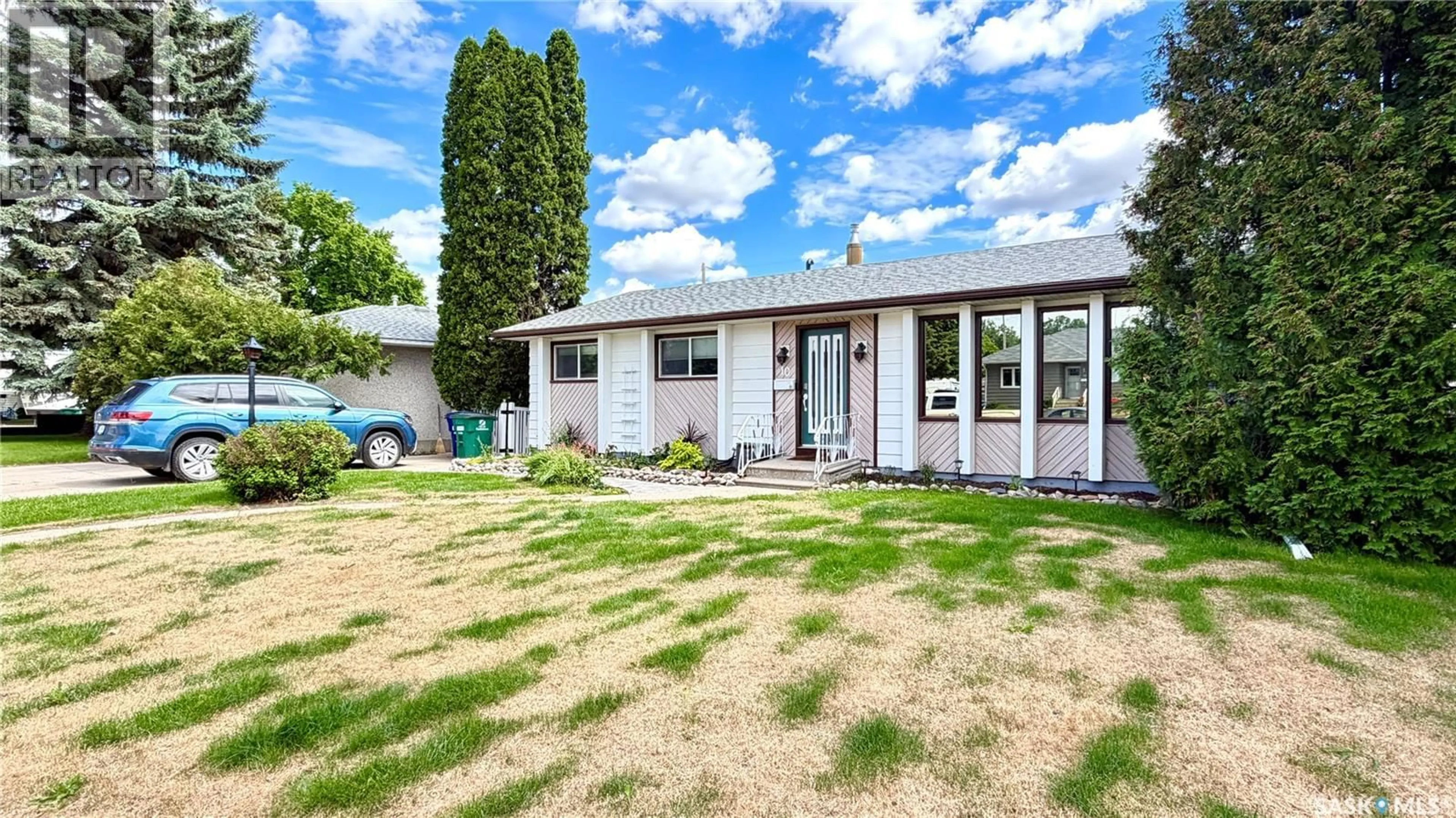 A pic from outside/outdoor area/front of a property/back of a property/a pic from drone, street for 10 STEWART AVENUE, Saskatoon Saskatchewan S7L3S6