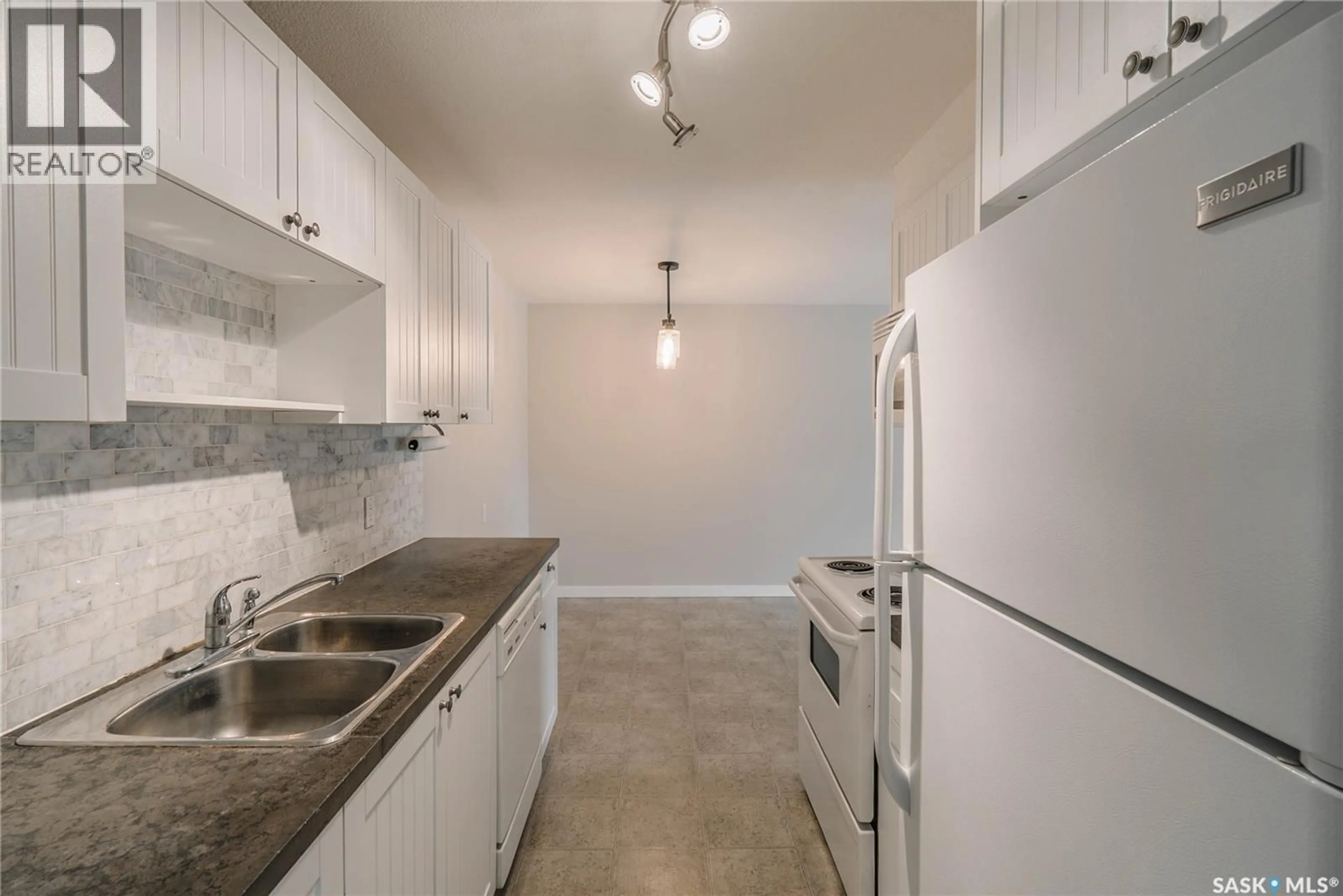 Standard kitchen, unknown for E - 1423 425 115TH STREET, Saskatoon Saskatchewan S7N2E5