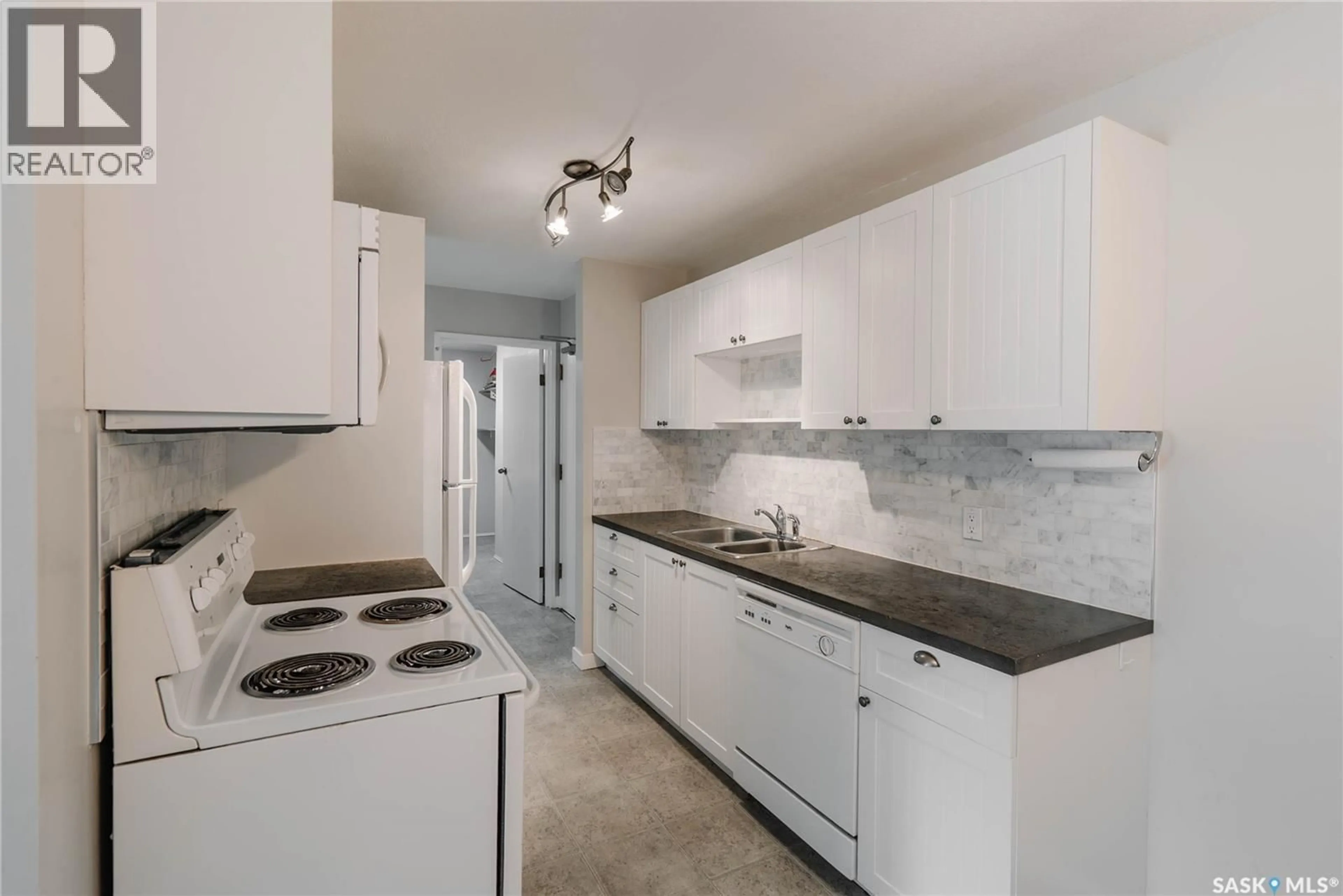 Standard kitchen, unknown for E - 1423 425 115TH STREET, Saskatoon Saskatchewan S7N2E5
