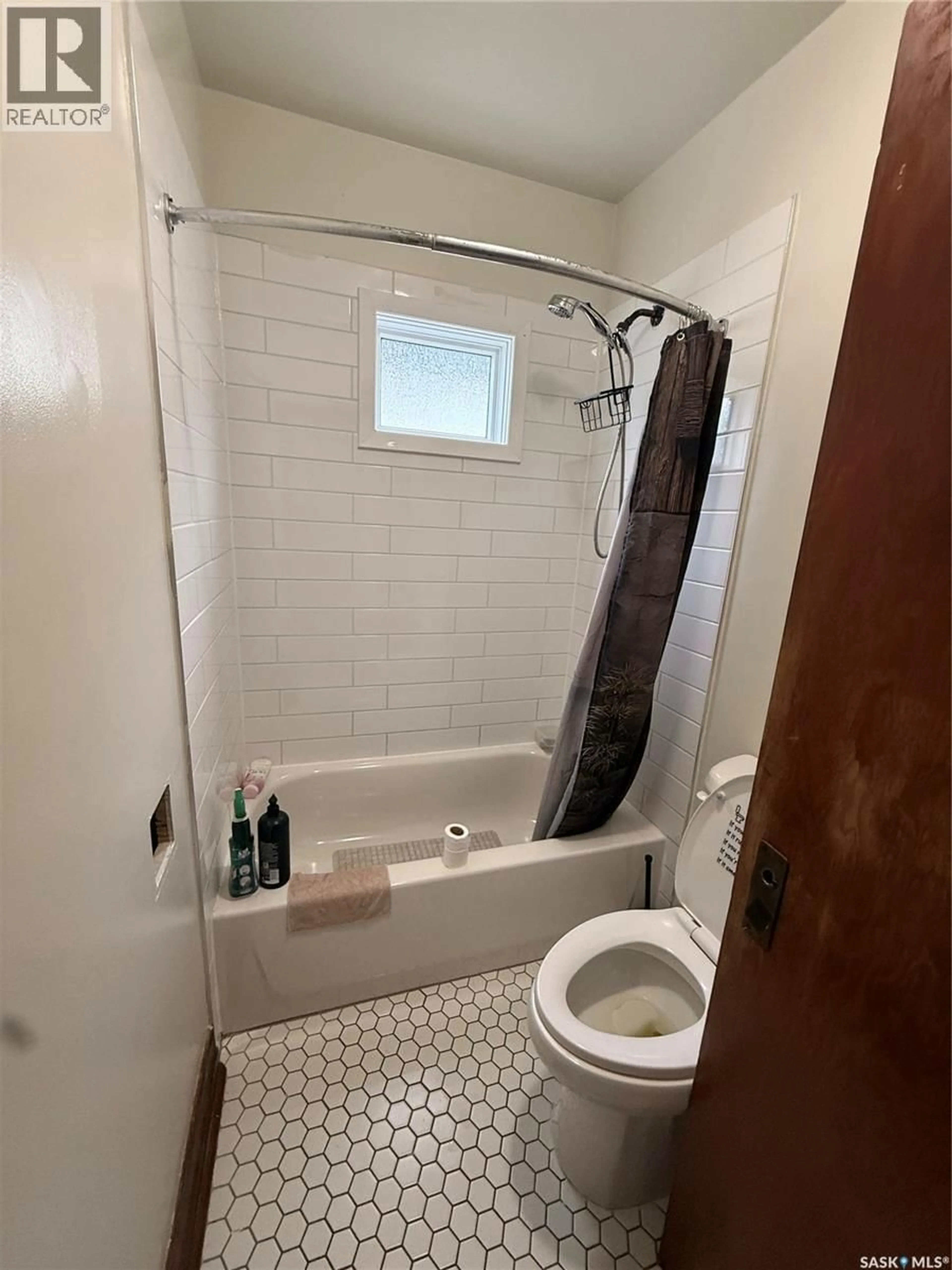 Standard bathroom, unknown for 982 12TH STREET, Prince Albert Saskatchewan S6V3C7