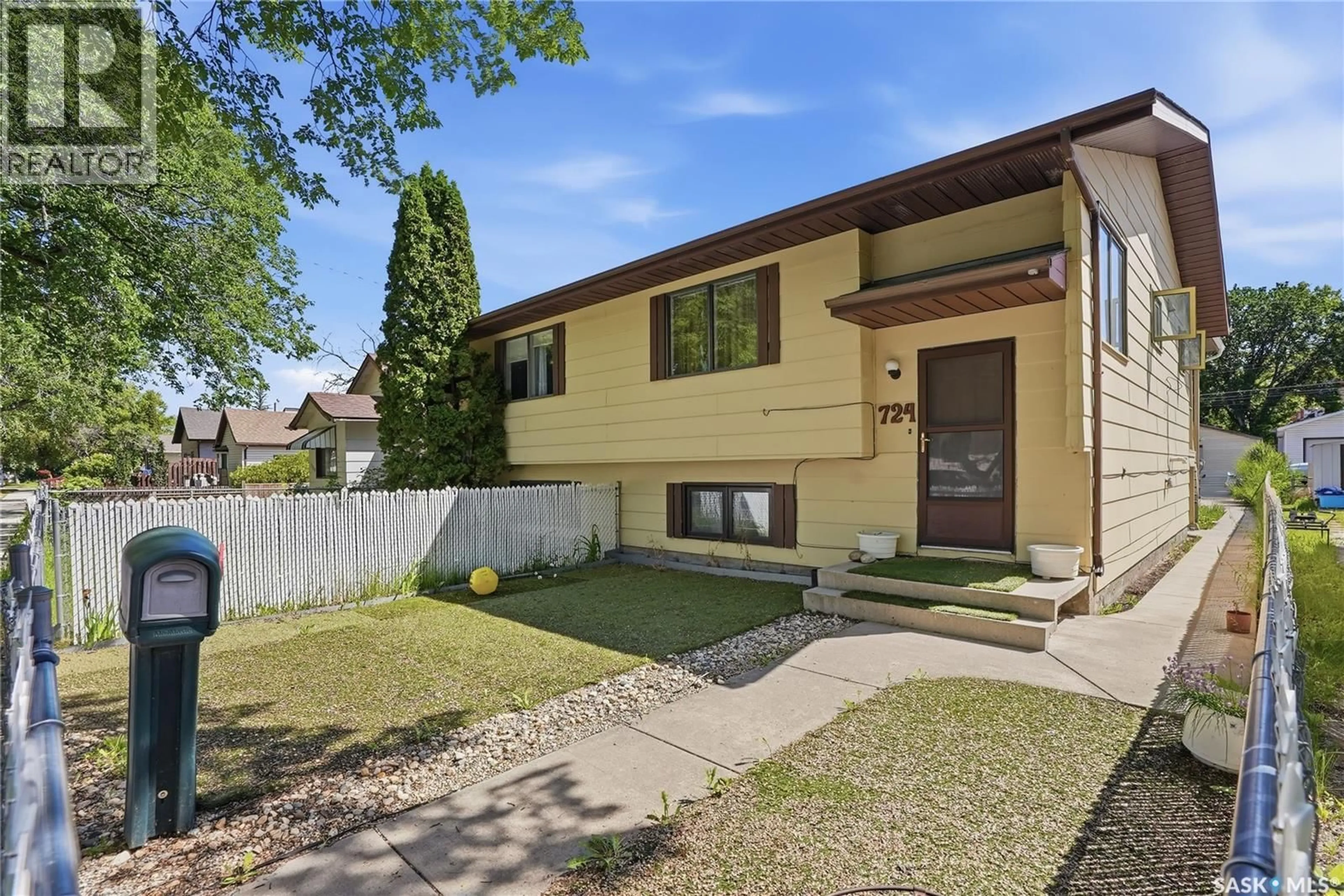 Home with vinyl exterior material, street for 724 M AVENUE, Saskatoon Saskatchewan S7M2L4