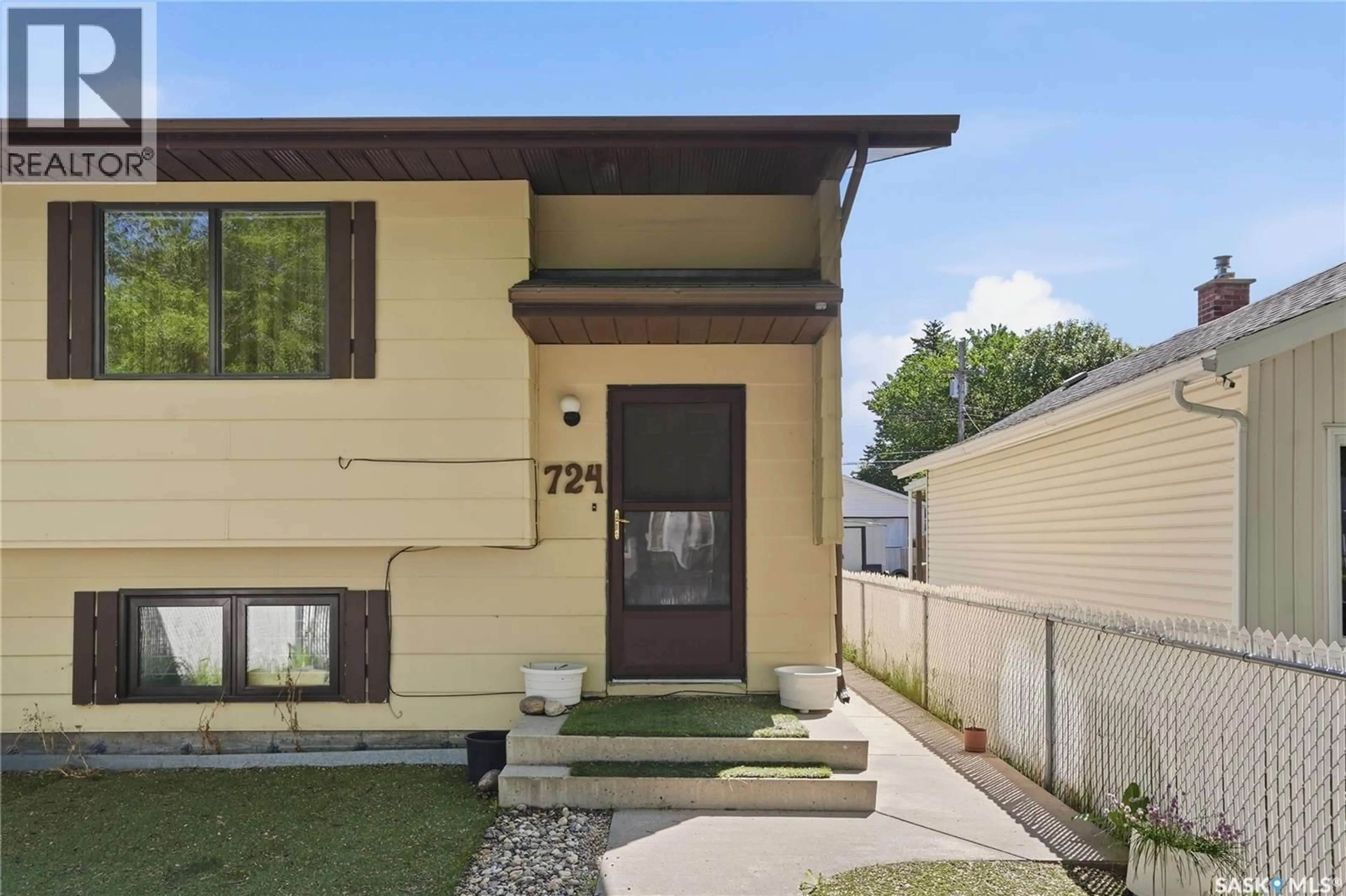 Home with vinyl exterior material, street for 724 M AVENUE, Saskatoon Saskatchewan S7M2L4
