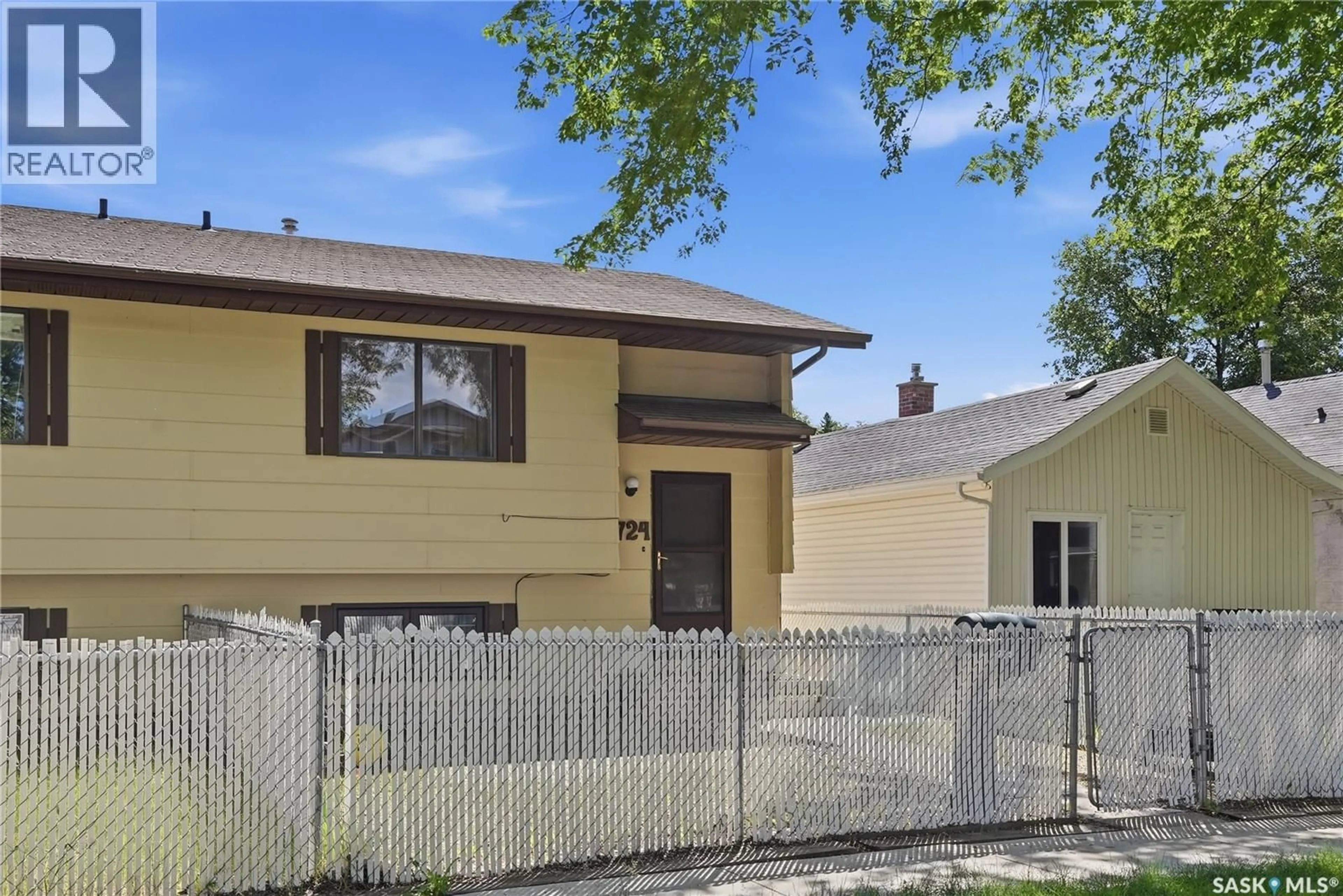 Home with vinyl exterior material, street for 724 M AVENUE, Saskatoon Saskatchewan S7M2L4