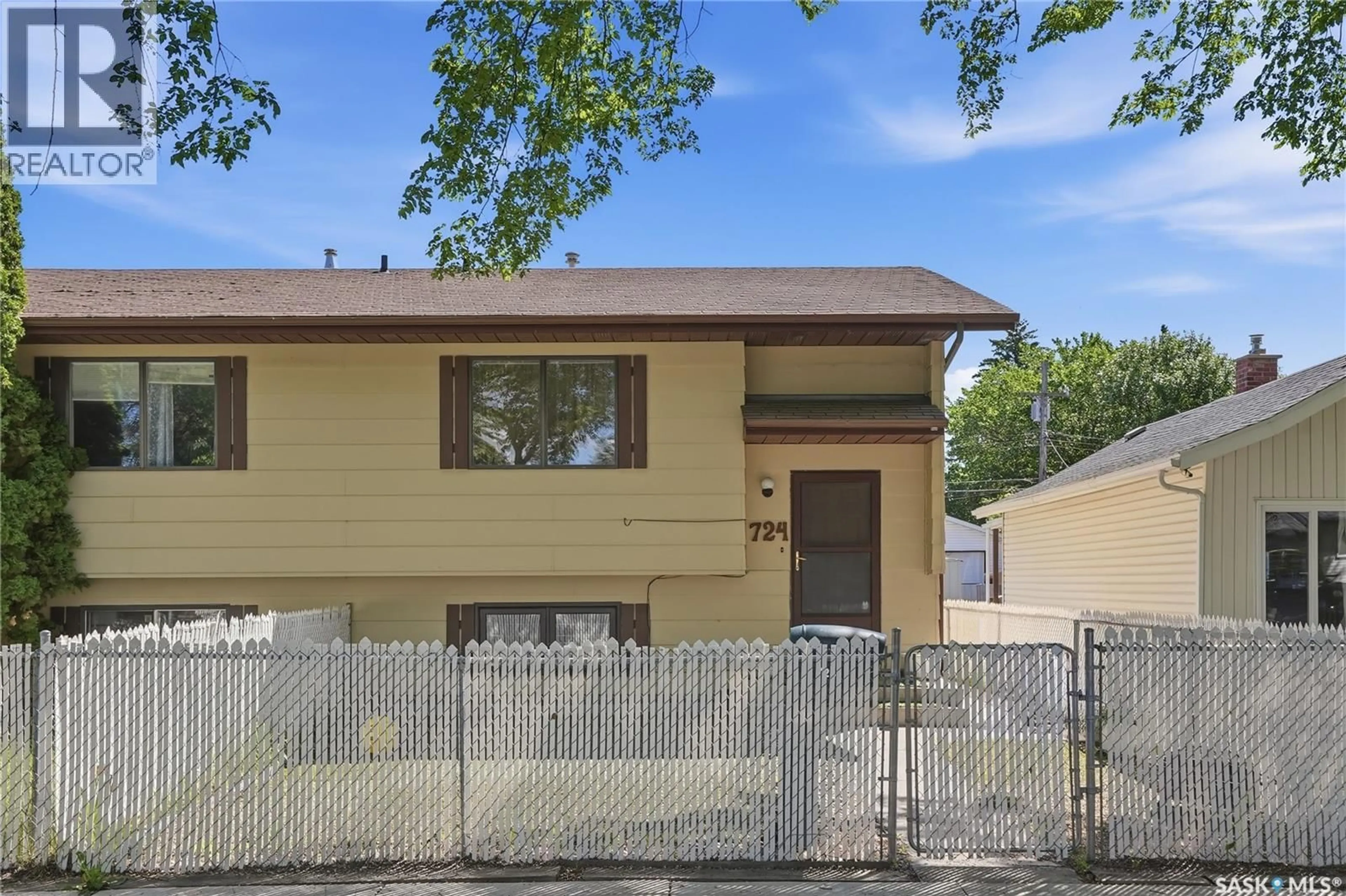 Home with vinyl exterior material, street for 724 M AVENUE, Saskatoon Saskatchewan S7M2L4