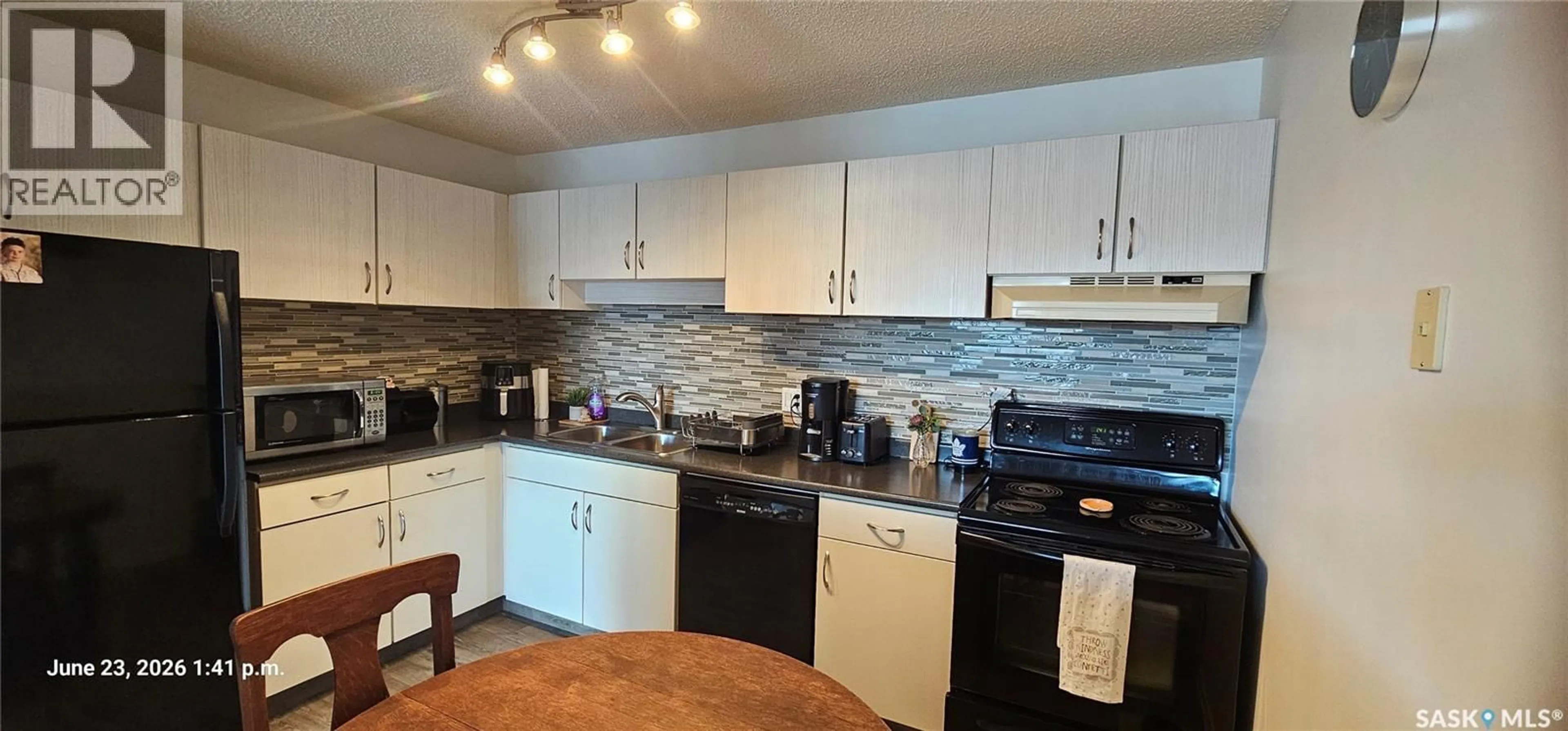 Standard kitchen, unknown for 204 315 KINGSMERE BOULEVARD, Saskatoon Saskatchewan S7J3R1
