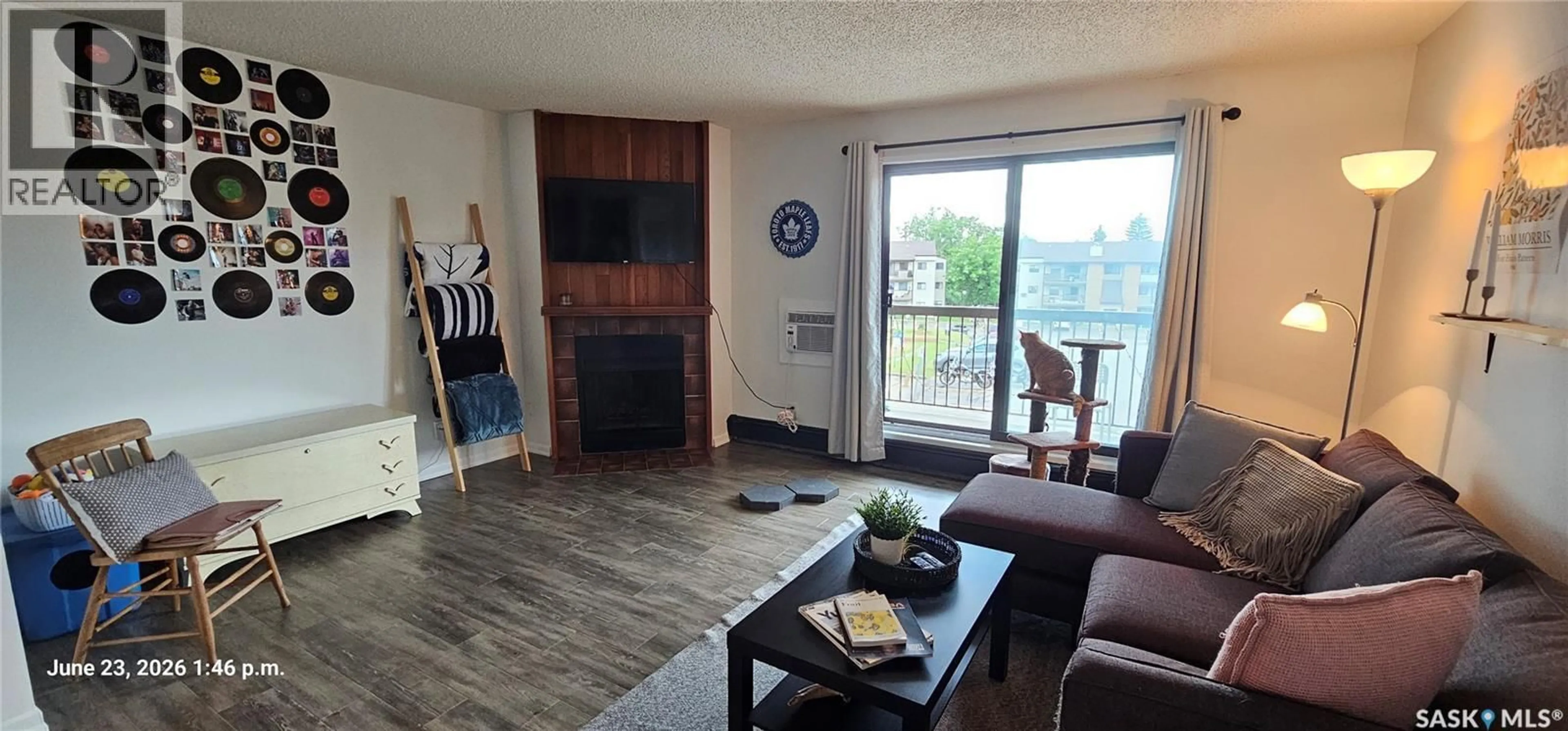 Living room with furniture, wood/laminate floor for 204 315 KINGSMERE BOULEVARD, Saskatoon Saskatchewan S7J3R1
