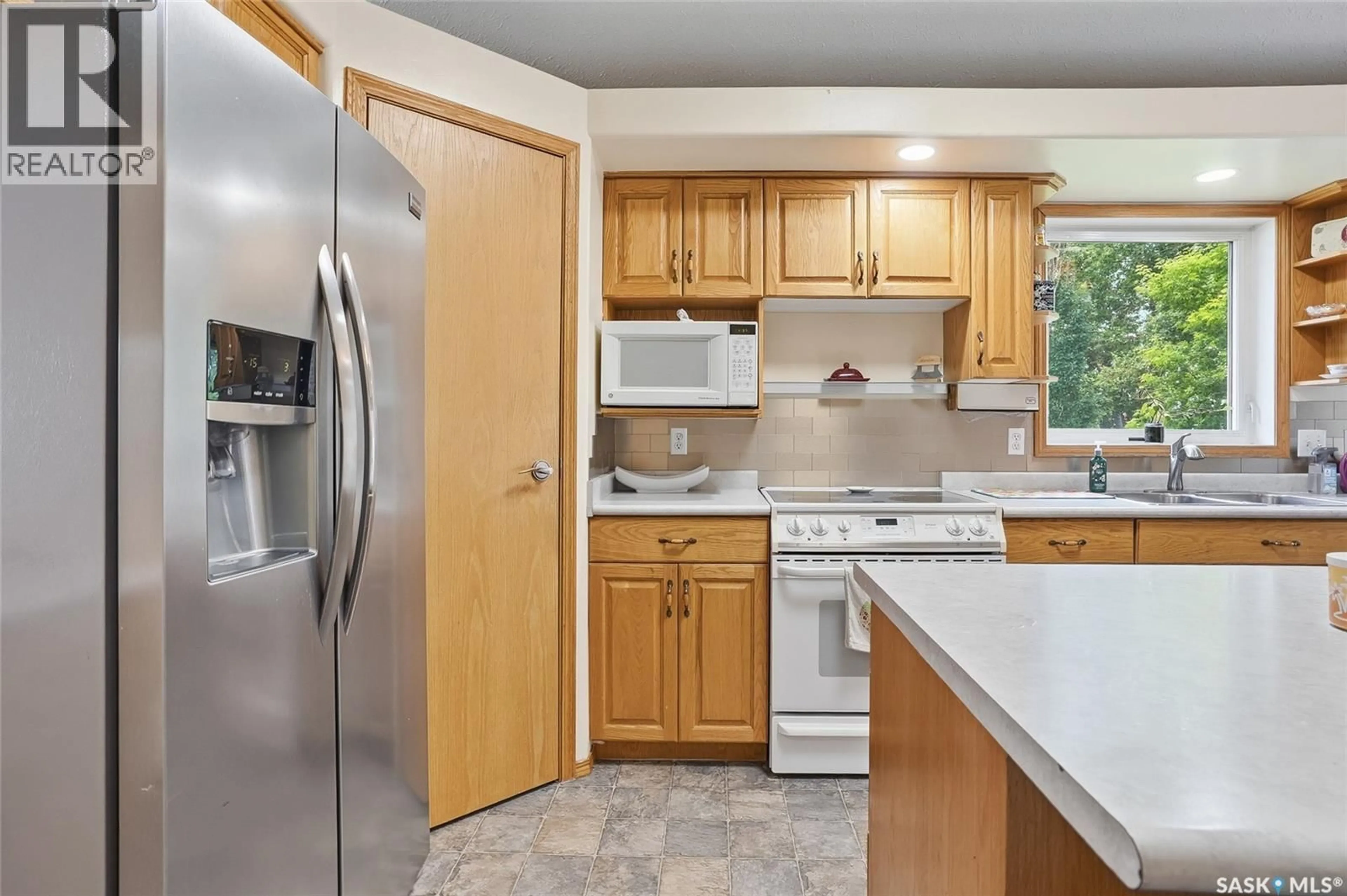 Standard kitchen, unknown for 130 STRUMM TERRACE, Saskatoon Saskatchewan S7M5V4