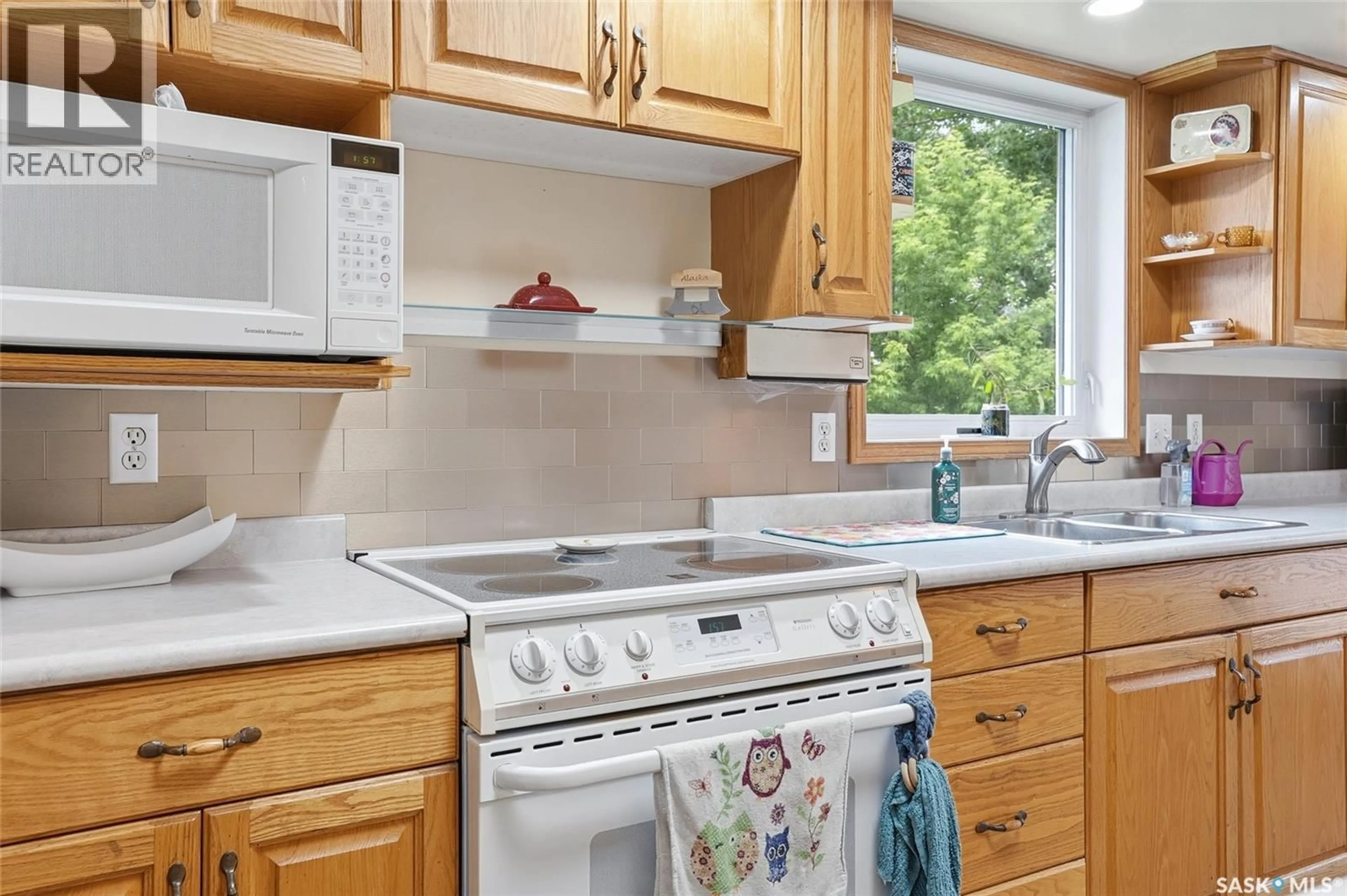Standard kitchen, unknown for 130 STRUMM TERRACE, Saskatoon Saskatchewan S7M5V4