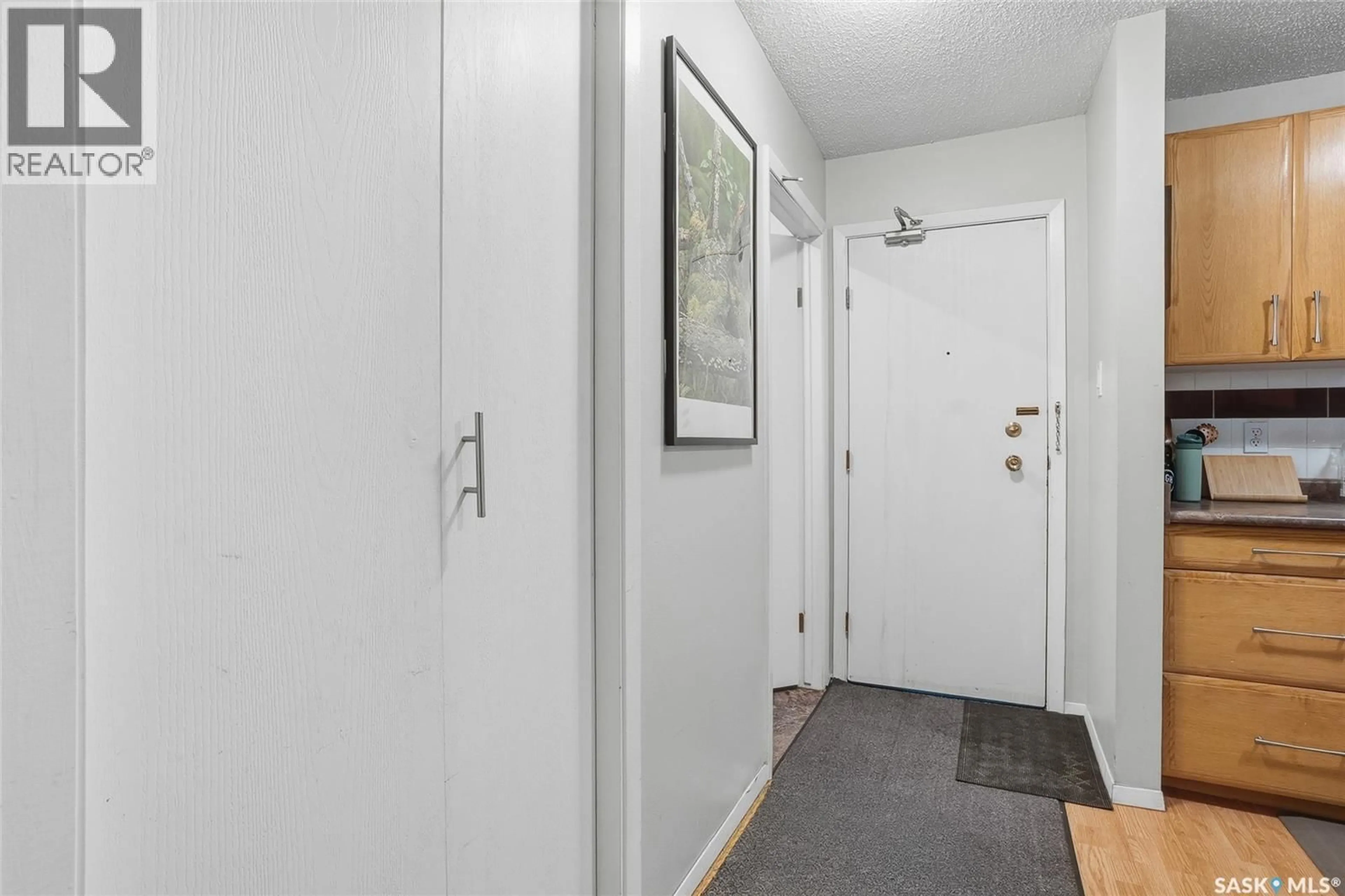Indoor foyer for 22 719 10TH STREET E, Saskatoon Saskatchewan S7H0H2