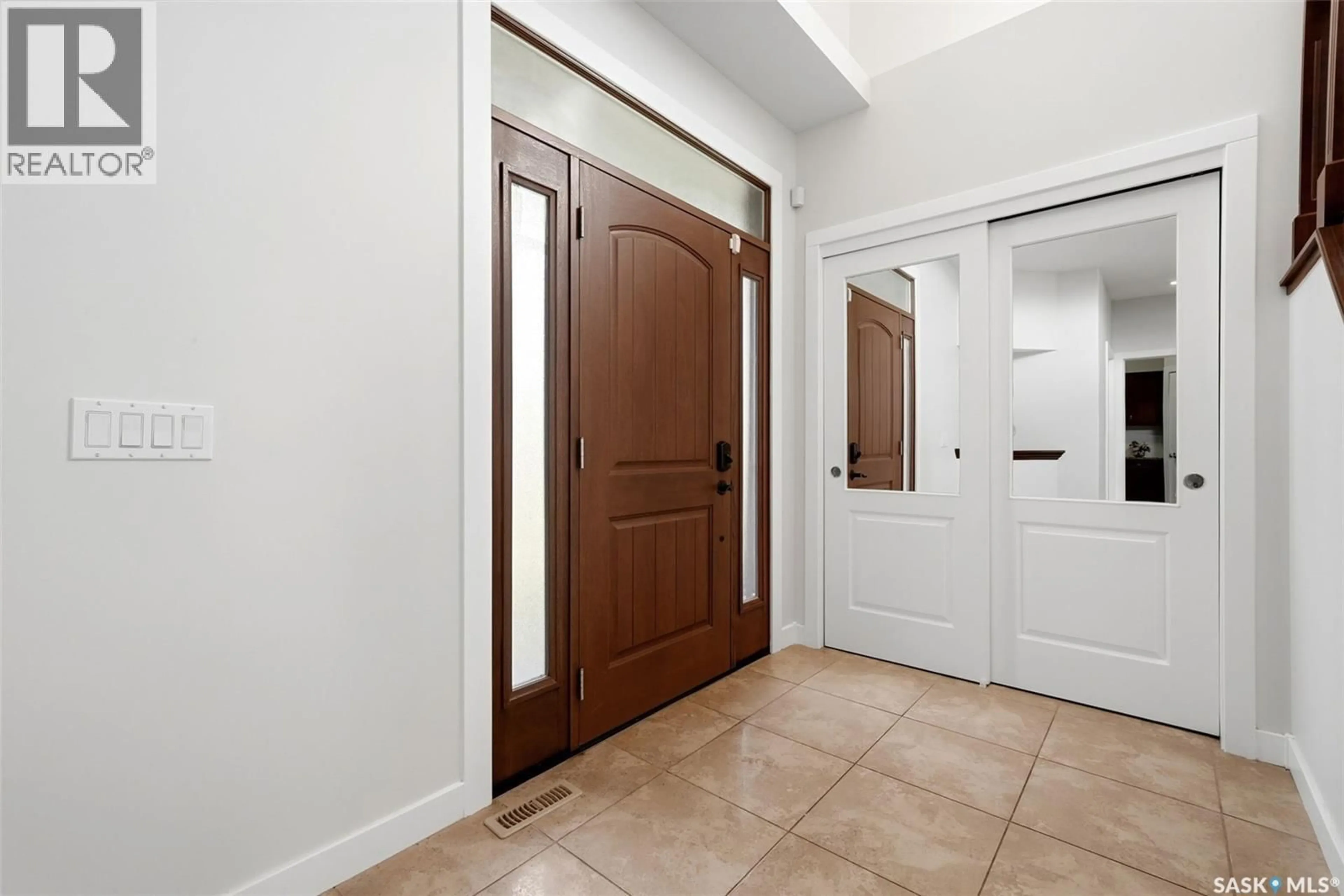 Indoor entryway for 8025 WASCANA GARDENS CRESCENT, Regina Saskatchewan S4V1G8