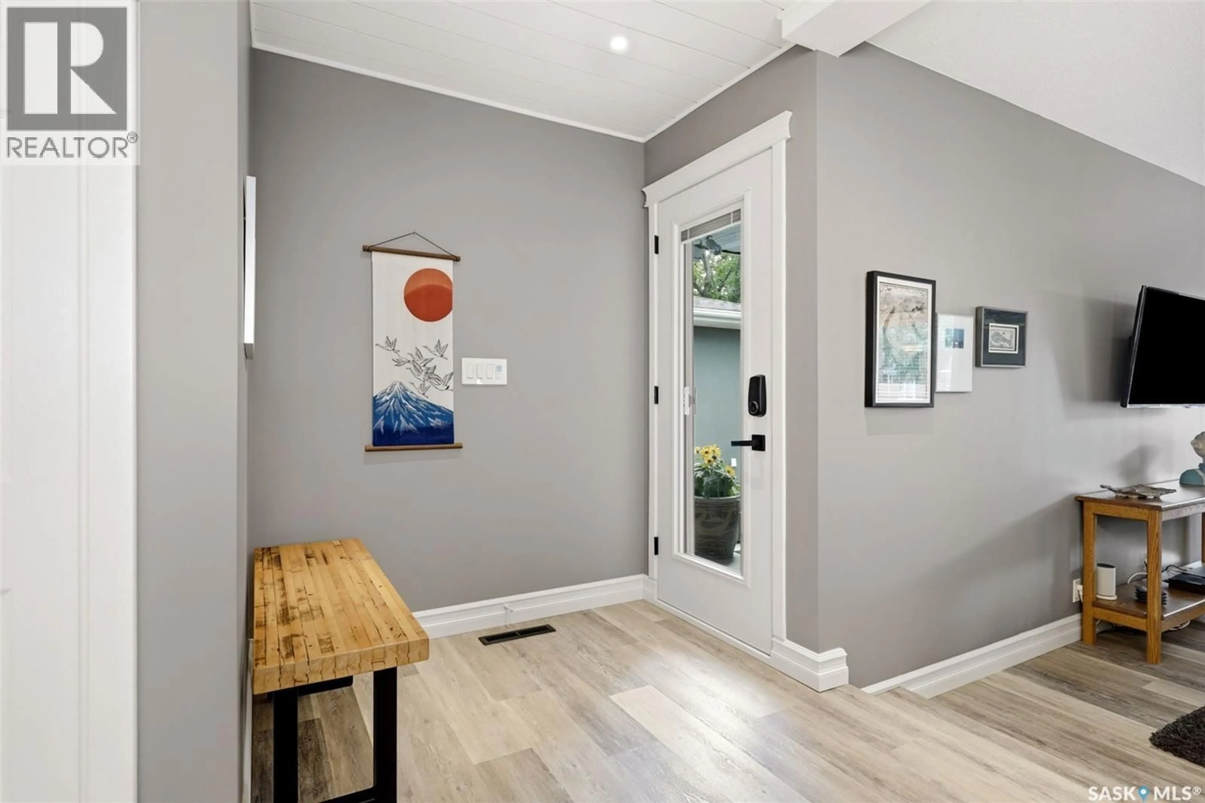 Indoor entryway for 82 COMPTON ROAD, Regina Saskatchewan S4S2Y3