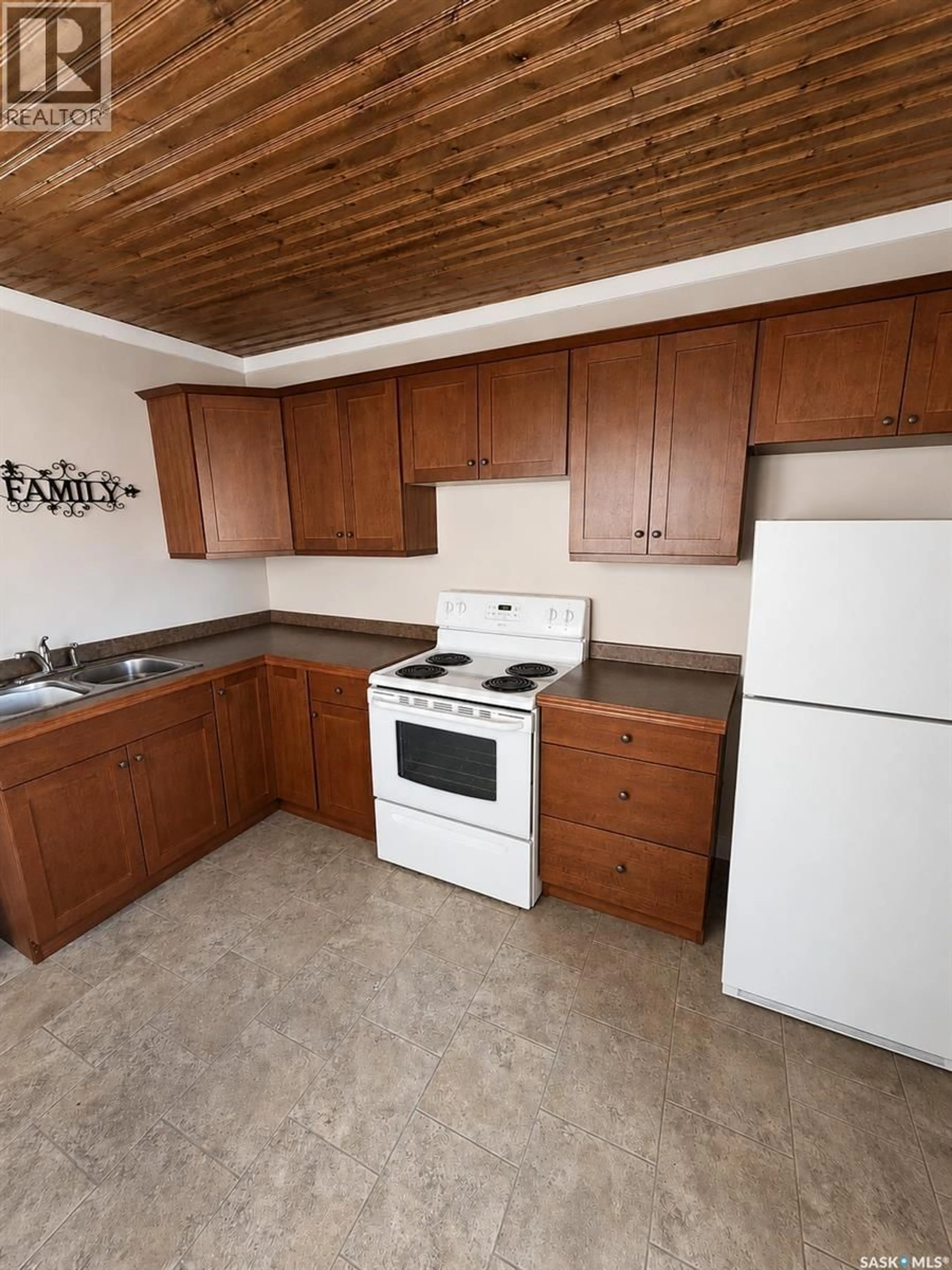 Standard kitchen, unknown for 201 & 202 ELIM DRIVE, Lac Pelletier Saskatchewan S0N2Y0