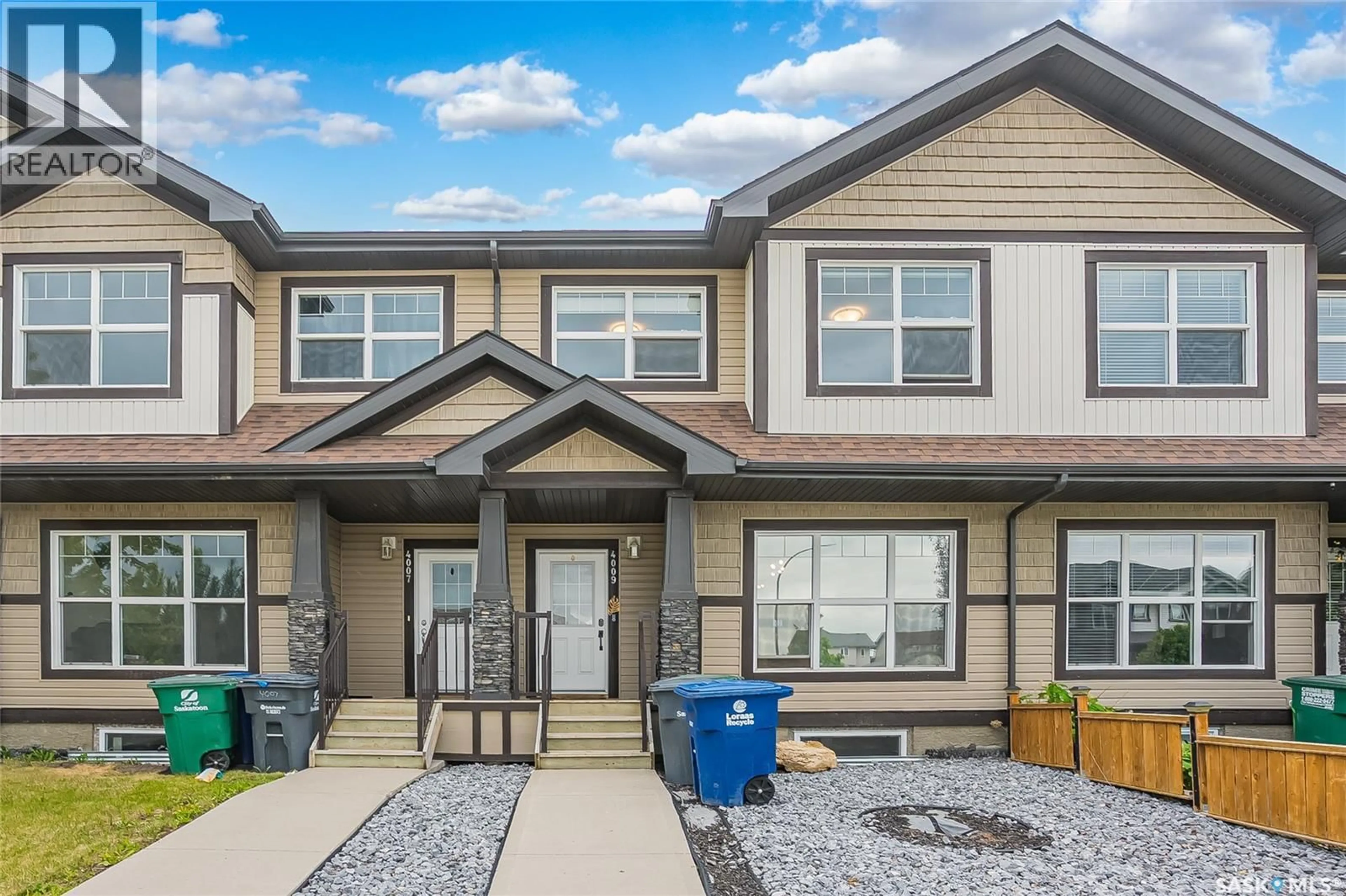 Home with vinyl exterior material, unknown for 4009 CENTENNIAL DRIVE, Saskatoon Saskatchewan S7L6R7