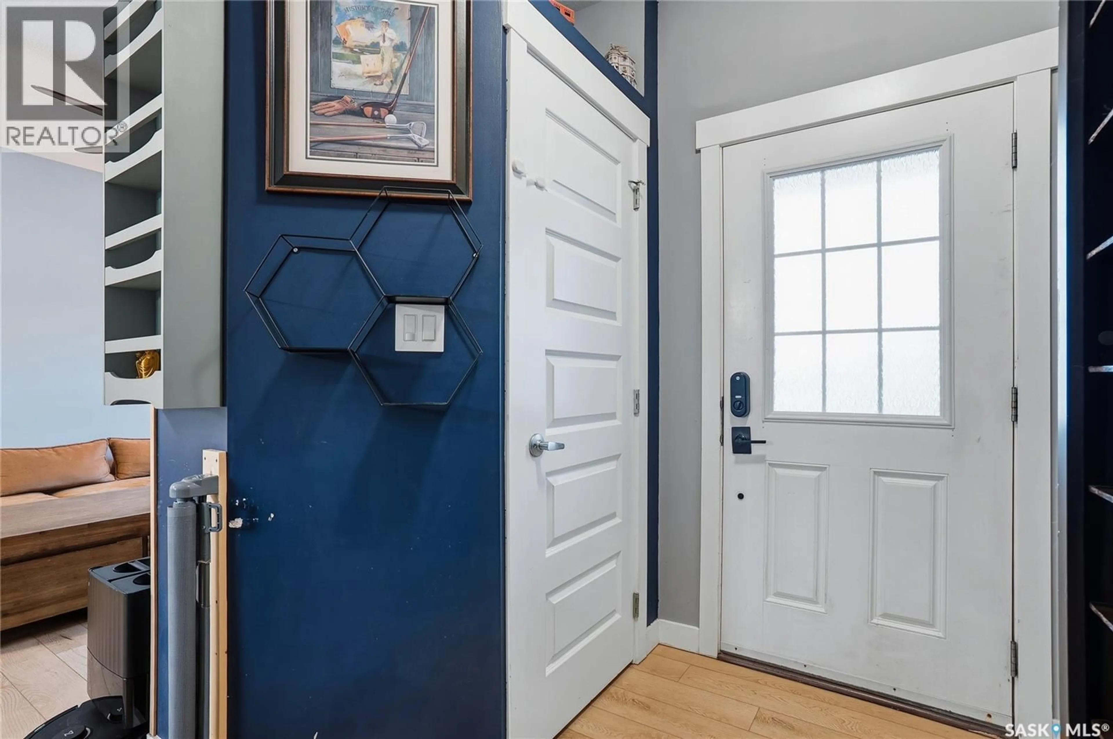 Indoor entryway for 4009 CENTENNIAL DRIVE, Saskatoon Saskatchewan S7L6R7