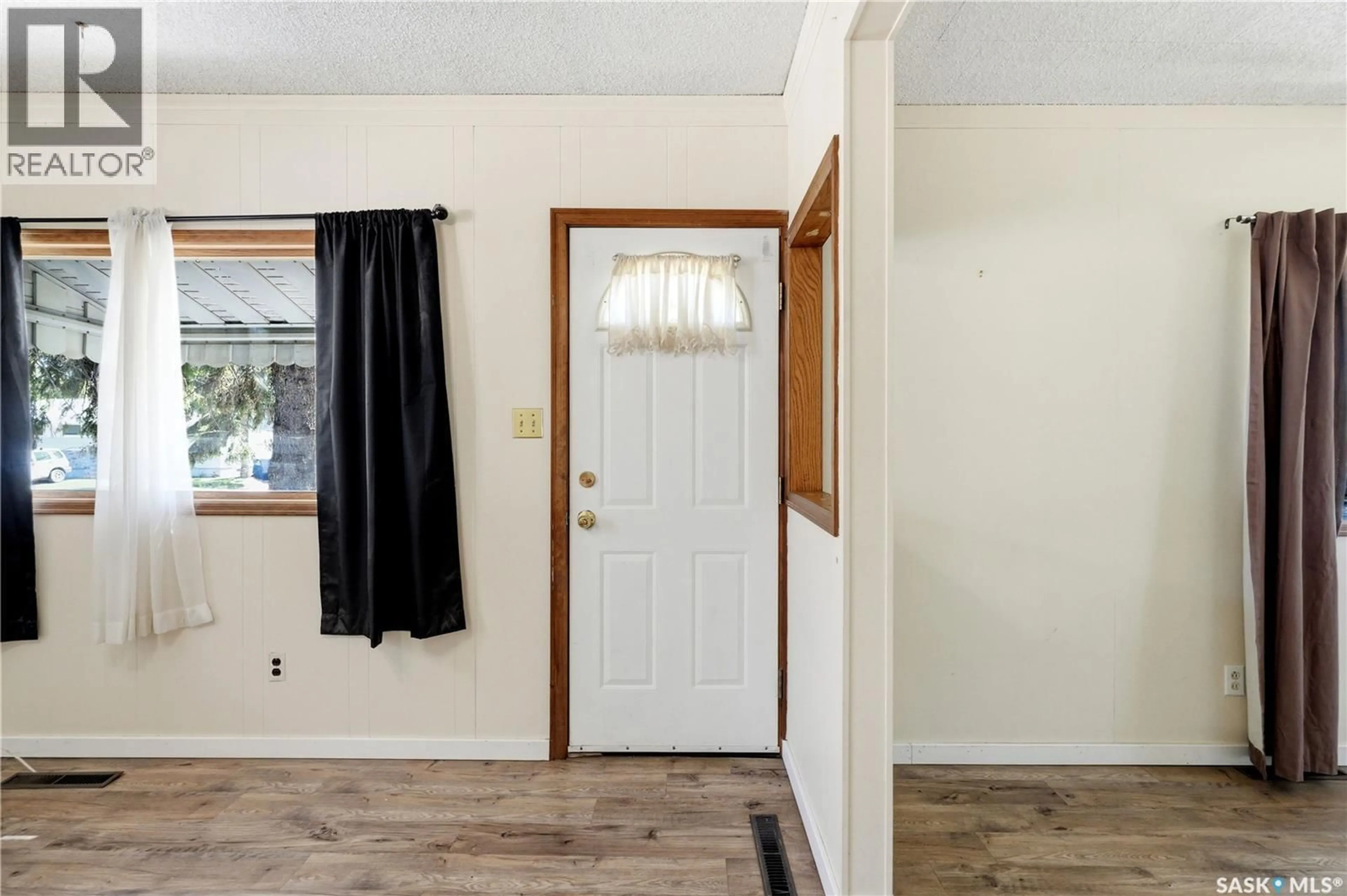 Indoor entryway for 100 CRUISE STREET, Saskatoon Saskatchewan S7N2C1