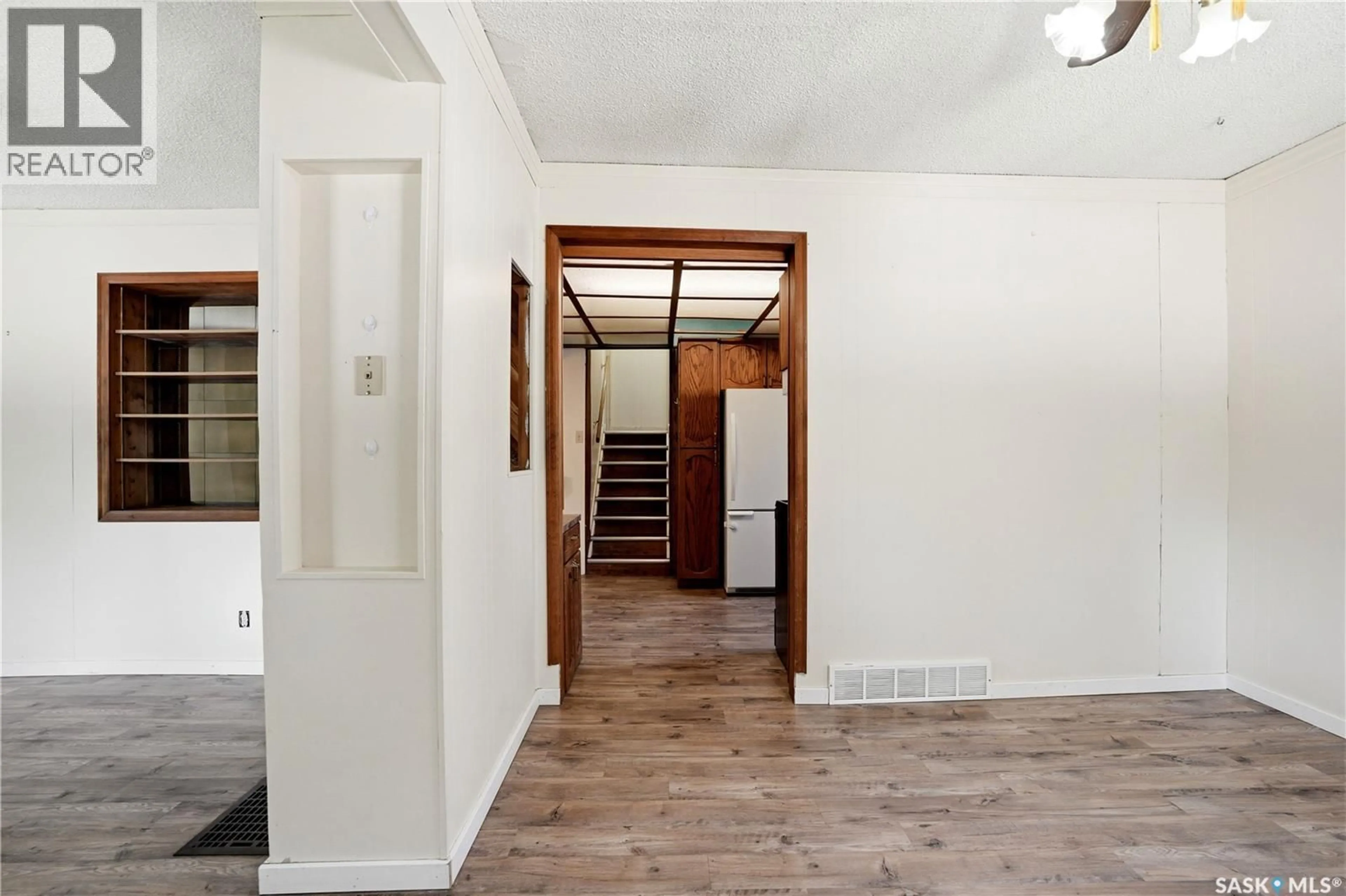 Indoor foyer for 100 CRUISE STREET, Saskatoon Saskatchewan S7N2C1