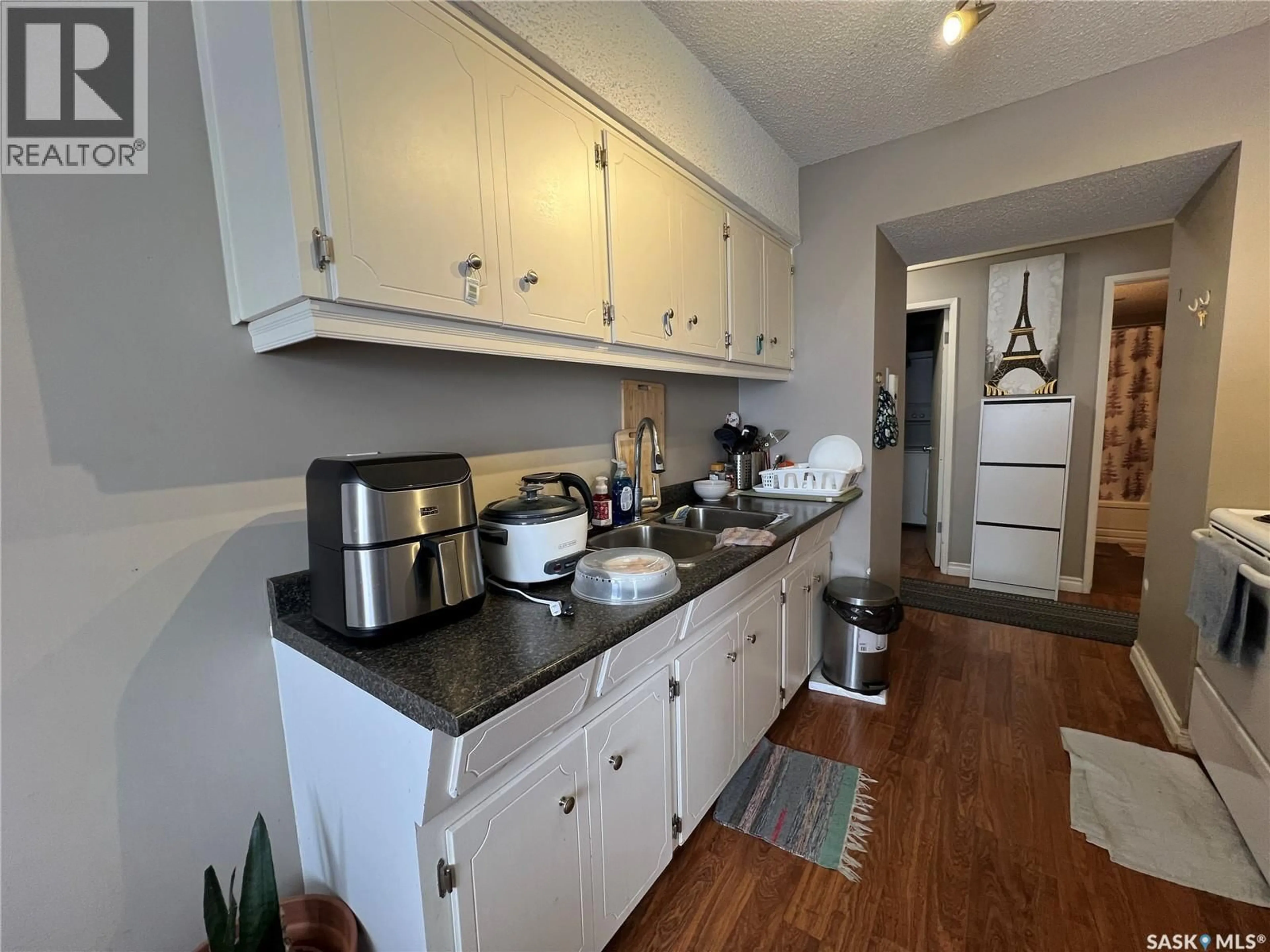 Standard kitchen, unknown for 104th - 25 106 STREET, Saskatoon Saskatchewan S7N1M8