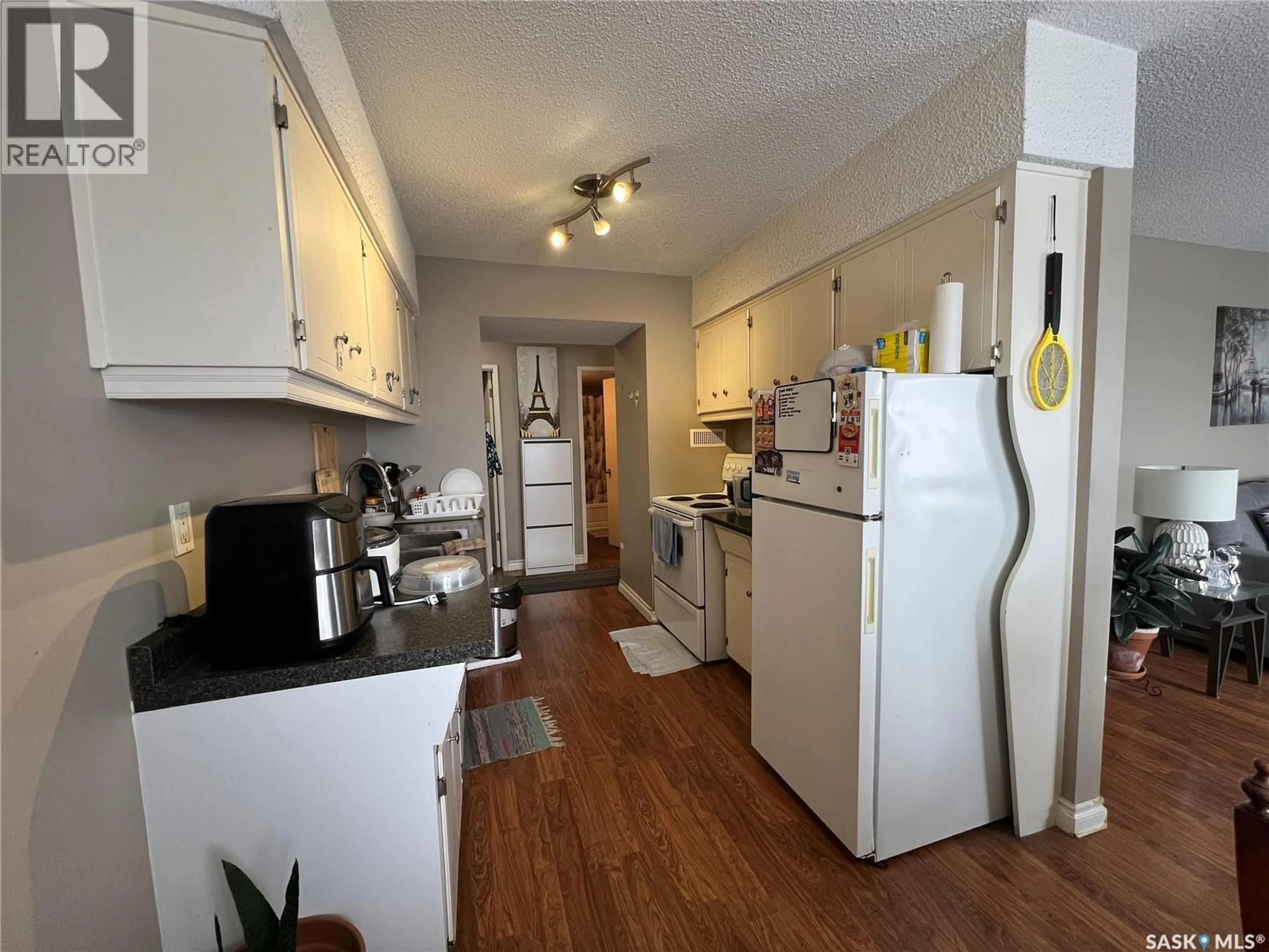 Standard kitchen, unknown for 104th - 25 106 STREET, Saskatoon Saskatchewan S7N1M8