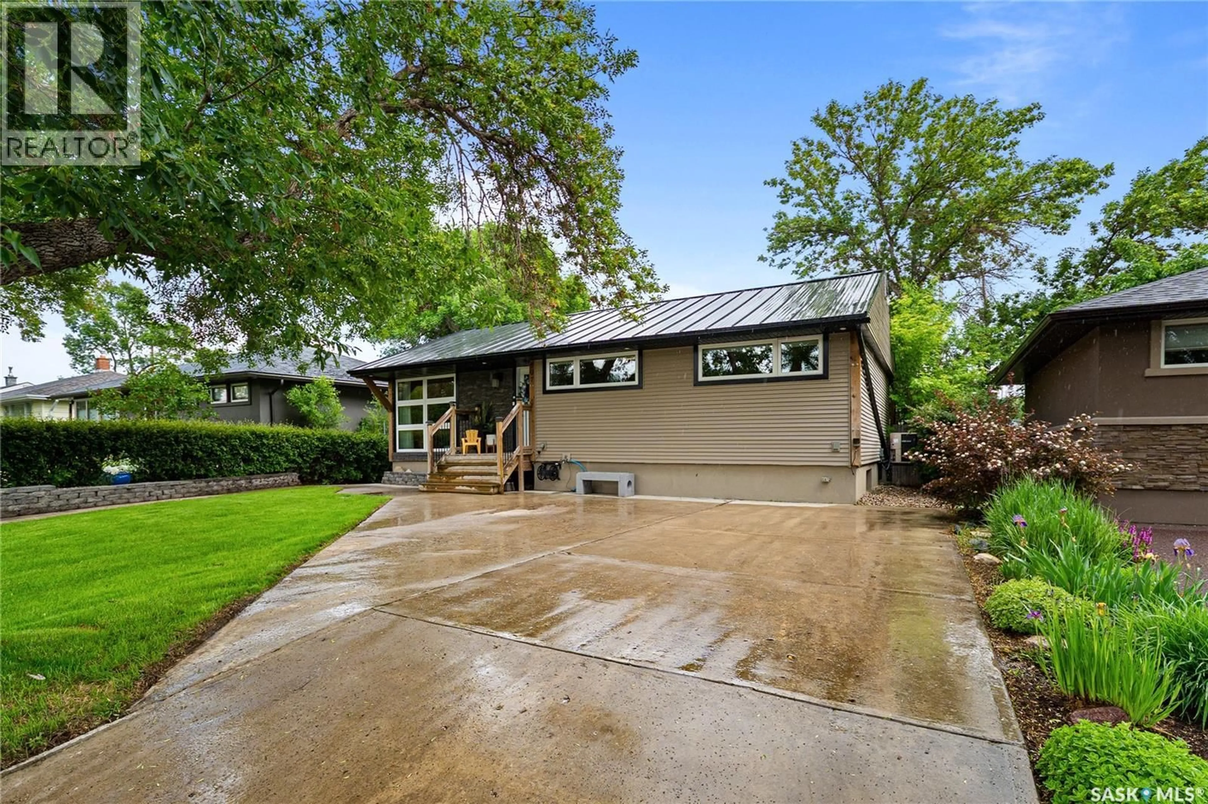 Home with vinyl exterior material, street for 607 E 18TH AVENUE, Regina Saskatchewan S4N1E6