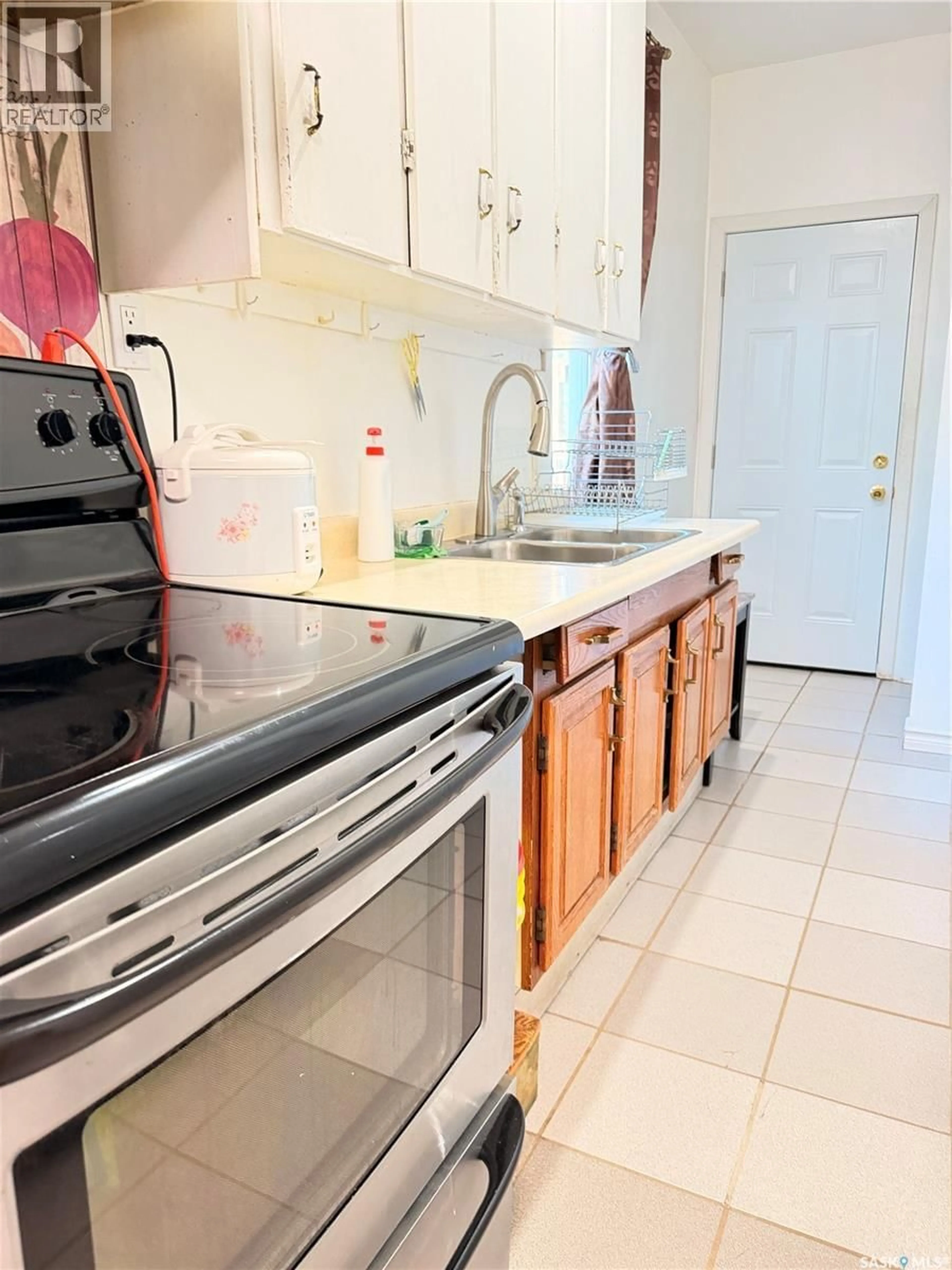 Standard kitchen, ceramic/tile floor for 1340 RETALLACK STREET, Regina Saskatchewan S4T2H9