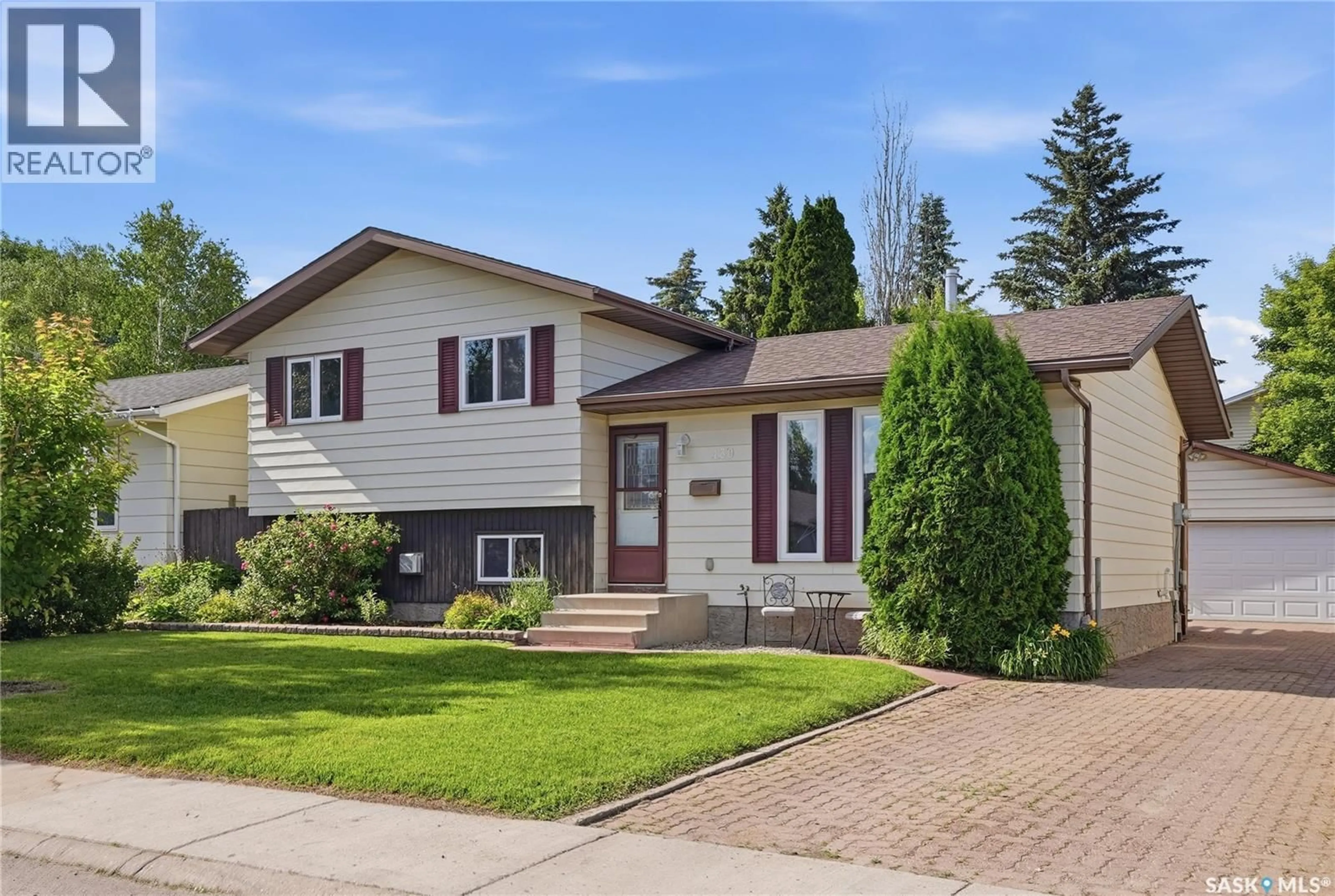 Home with vinyl exterior material, street for 430 MANNING LANE, Saskatoon Saskatchewan S7L6J8