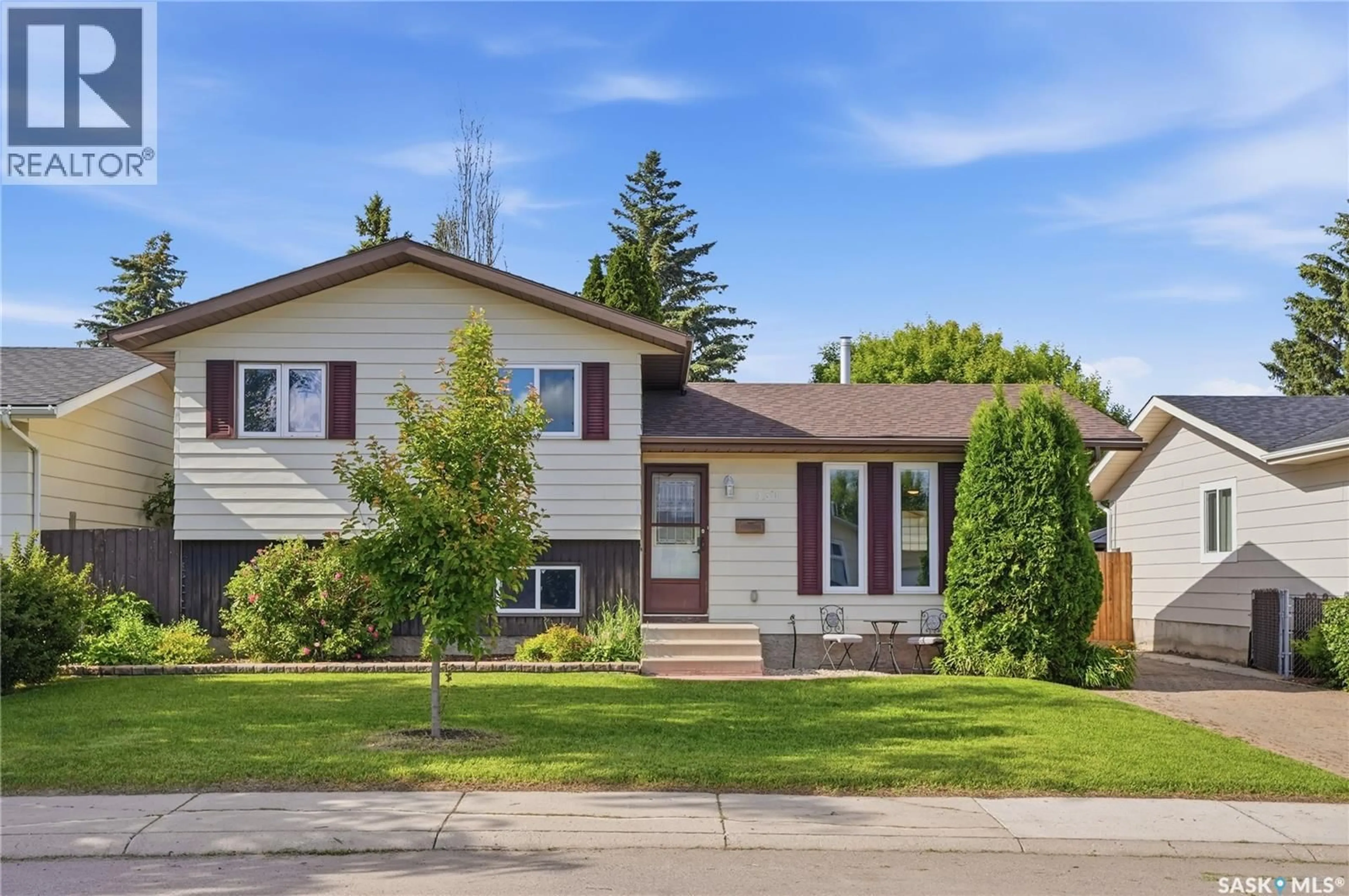 Home with vinyl exterior material, street for 430 MANNING LANE, Saskatoon Saskatchewan S7L6J8