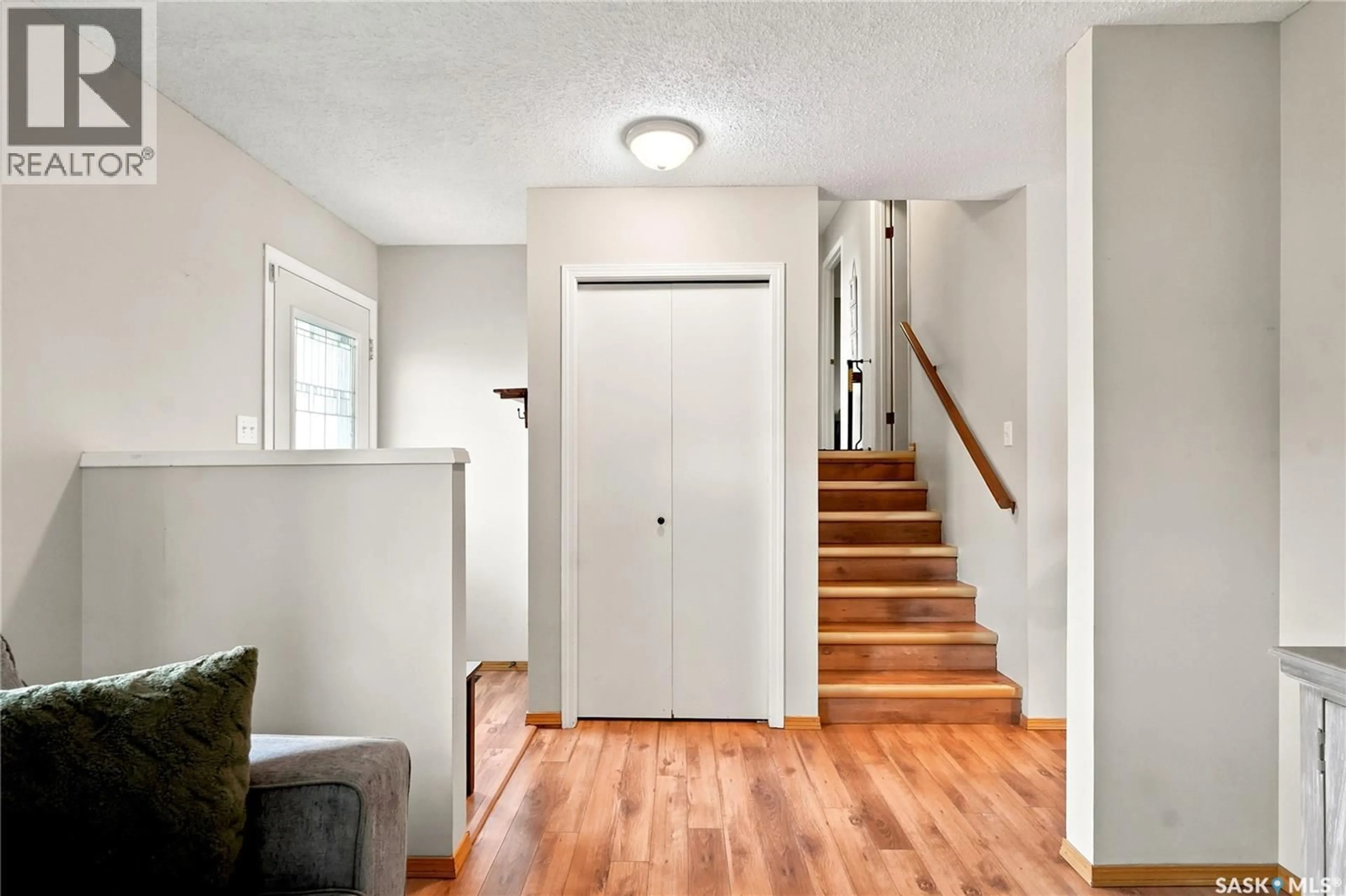 Indoor entryway for 430 MANNING LANE, Saskatoon Saskatchewan S7L6J8